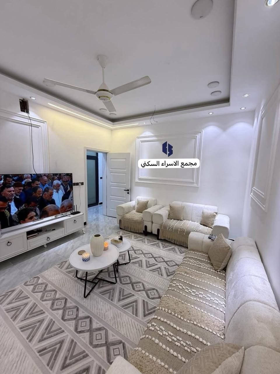 بيت للبيع في مجمع الاسراء السكني مشمول ب المبادره مع عقد مصادق من هيئة استثمار الديوانيه 

📍 المساحة: 200م  طابقين – موقع مميز جداً

🏡 تتكون من:

3 غرف 🛏️  | صاله| استقبال | مطبخ حار وبارد 🍽️

3 حمامات 🚽 | مخزن | منور | كراج 🚗 | حديقة 🌿

🔒 خدمات متكاملة:

✅ كاميرات مراقبة

✅ نظام سكيورتي عالي

✅ كيبل ضوئي – إنترنت

✅ مدارس حكومية – روضة – حضانة

  ✅مركز صحي حكومي
 
✅ قاعة مناسبات واعراس 

✅ اكبر مول تجاري في الديوانية
💳 نظام الدفع:

ع المبادرة بأقساط
📆 مدة الاستلام: من سنة إلى سنة ونصف

للأستفسار التواصل مع الرقم
***********

📌 *فرصتك* تملك فيلا راقية بسعر مميز ونظام سداد مريح
