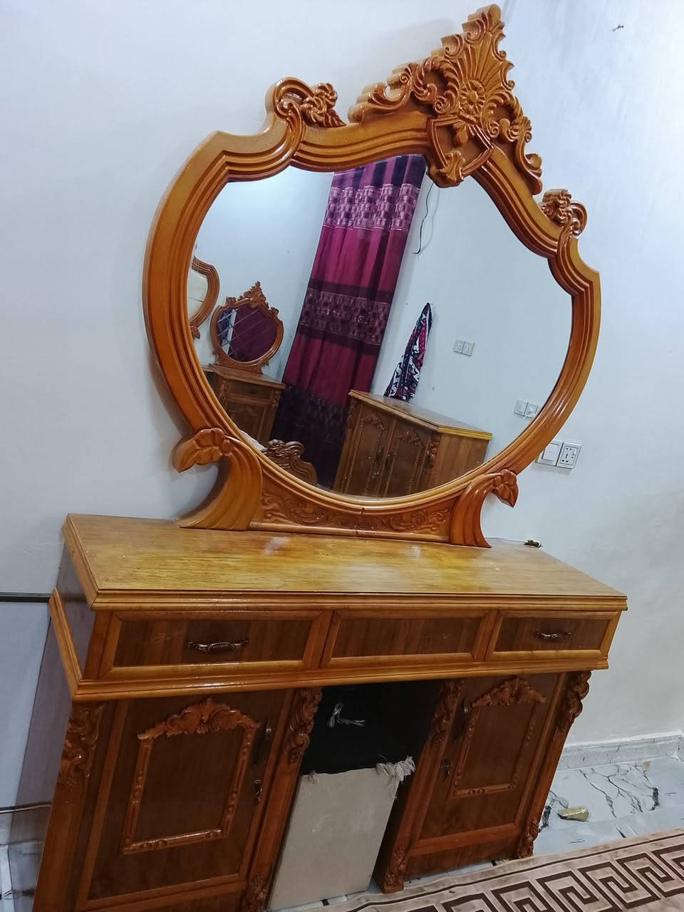 السلام عليكم غرفة أخشاب مستخدمة للبيع مشتريهة ب٣ملاين سعرهة مليونين أو بيهة مجال قليل *********** مكاني بغداد
