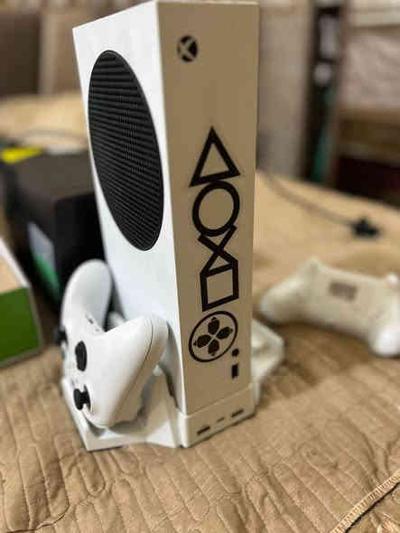 اكس بوكس سيريس اس  مستخدم قليل نظيف جدا ما داخل تصليح مع يده اظافيه وقاعده يدات وشحن اشتراك جيم باس شهرين بي خمس لعبات بداخله السعر 350 الف بغداد حي الخضراء ***********
