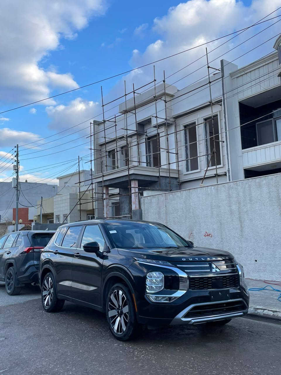 بأسم الله، تم اليوم وصول سيارة ميتسوبيشي اوتلاندر  موديل SE 2025, السيارة فول مواصفات عدا بانوراما،ماشية 12 الف مايل،السيارة مكفولة من الشواصي والدواخل،  ايرباك فقط البردة ( رقم الشاصي موجود في المنشور)، بجم& خلف كبس، بيها الكثير من المواصفات، تبديل بابين جهة النفر مع تعديل وصبغ بعض الخدوش جهة السايق، السيارة جاهزة وبدون مصرف،السيارة في دهوك، السعر 195 $***********..
