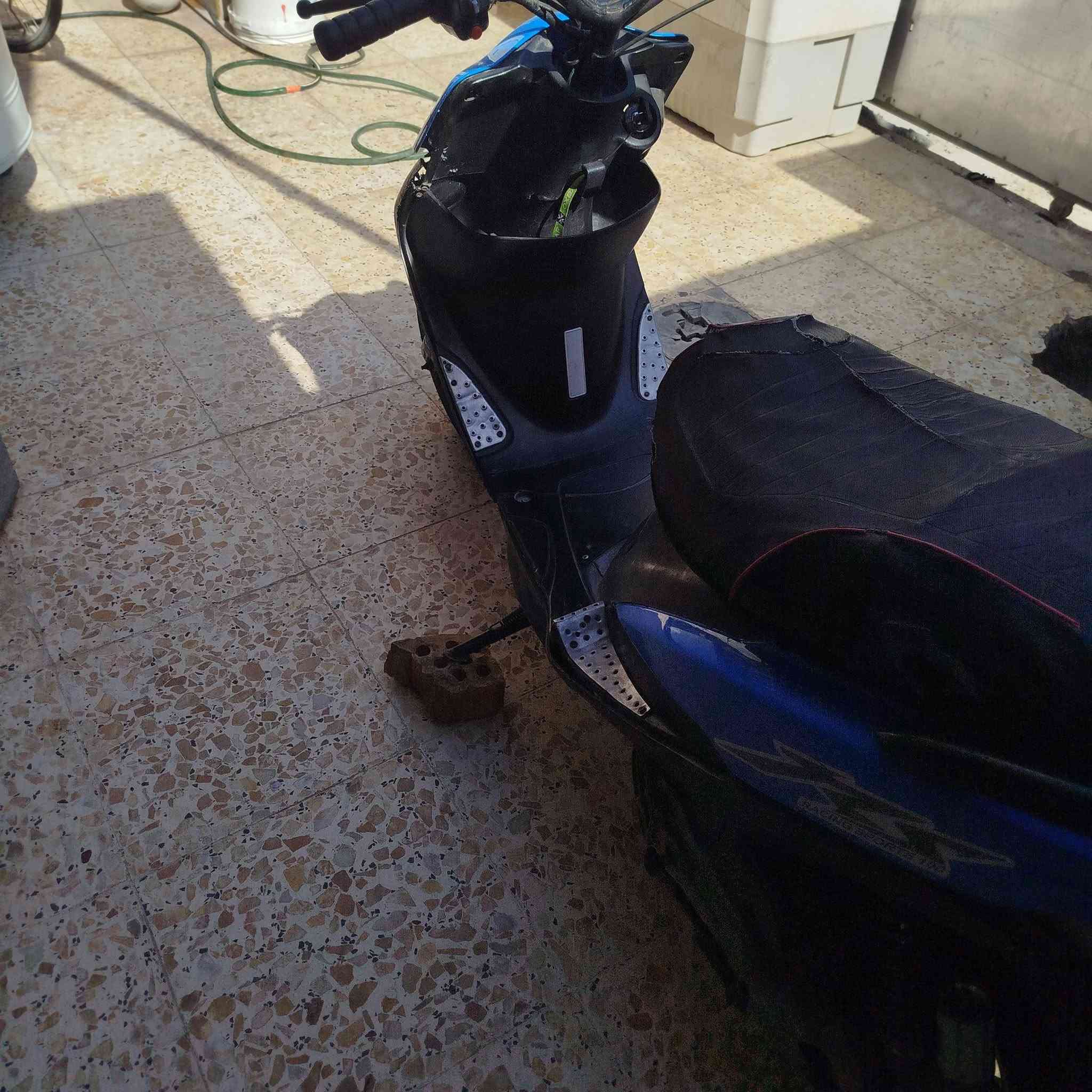 السلام عليكم ماكس
 عدله للبيع مكينه بلادي
 بيها تزويد خفيف
 الدراجه بيها نقص بس كابريتر 
غراضها كامله سعرها 300 بيها مجال 
موجود عل فيسبوك 
واتساب ***********
