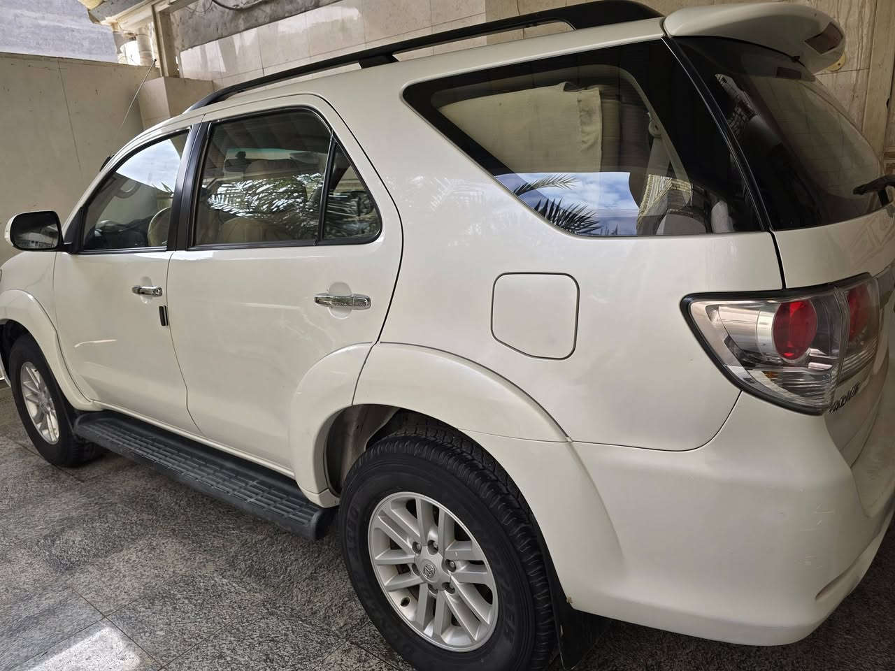 السلام عليكم تويوتا فورتشنر مديل 2014 محرك 4000 سته 6 سلندر على وضع الشركة ما مفتوح ماشيه 160 مكفولة لون ابيض صدفي ثلاث قطع تبريد رقم شمالي وكالة بسمنه السعر 240 $ ... 
***********
