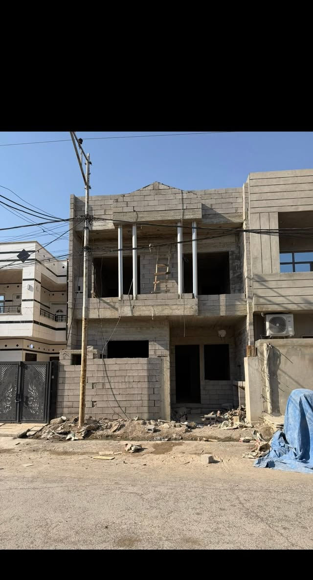 دار للبيع في حي الملايين قرب مخزن السيراميك طابقين 
مساحة الدار 112م واجهه 7 طابقين ثلاث غرف نوم احد غرف سويت
الطابق الارضي / غرفة نوم هول مطبخ استقبال صحيات
الطابق الاول / غرفتين نوم + سويت + صحيات
نظام البيت دكتات + سبالت + كاميرات 
تسليم البيت مفتاح خلال شهر ونصف 
صنف الارض زراعي حق تصرف نموذج 25 + وصل بلدية 

***********
***********
