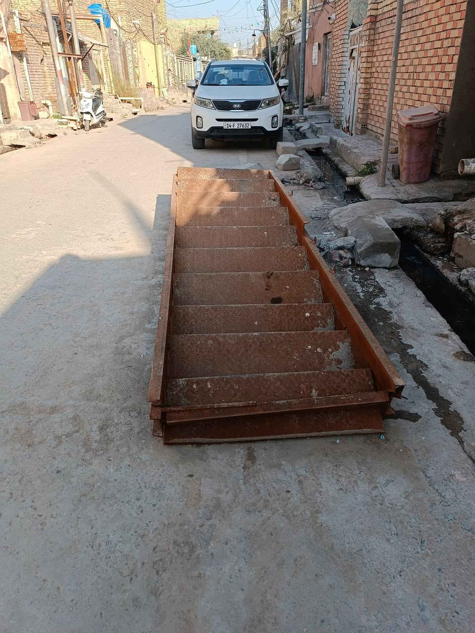 السلام عليكم درج حديد ما مستخدم بس صارله فتره قليله متروك حديد اصلي ثقيل
قيم وأخذ علق وإني ادخلك خاص 
اتصال
***********
