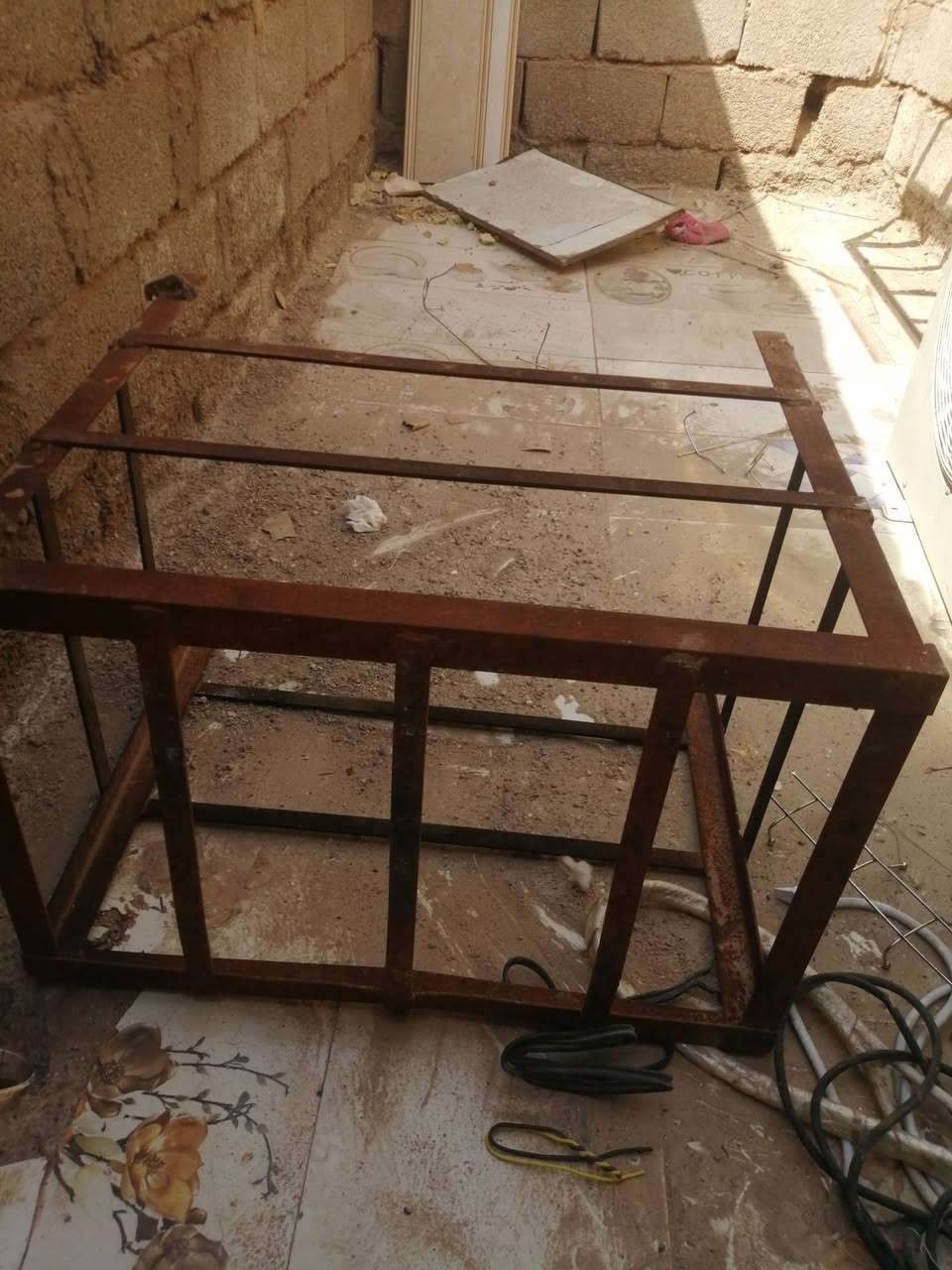 مبرده وياه خرطوم تلث متار نضيفه ماطورها يشتغل بس كلعت ريحه ما اعرف السبب بل ماطور بل وايرات ما اعرف سعرها  30الف قفص مكيف الحديد الثقيل ب 15الف كاروك اطفال نضيف وكامل سعره 25الف العنوان كوت حي الجوادين نزلت لوا حنين ستفسار مراسله او تصال ***********
