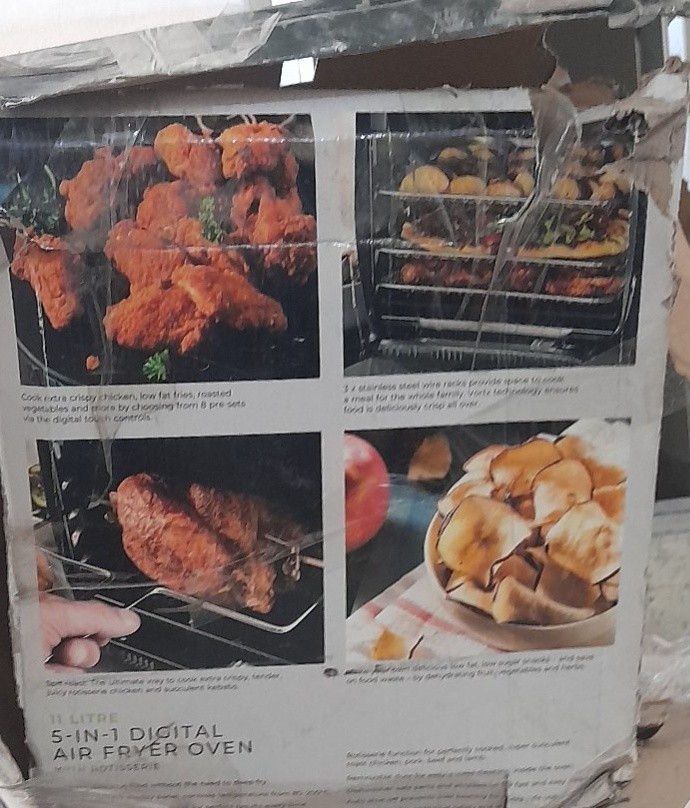 تُظهر الصورة مقلاة هوائية رقمية من ماركة Tower، وتحديداً موديل Xpress Pro (T17039) بسعة 11 لتر. يتميز هذا الجهاز بكونه متعدد الاستخدامات 5 في 1، حيث يعمل كمقلاة هوائية، فرن شواية، مجفف طعام، بالإضافة إلى وظائف التحميص والخبز. 
أهم المواصفات والمميزات:
القوة والسعة: تعمل بقدرة 2000 واط وتتسع لـ 11 لتر، مما يكفي لطهي دجاجة كاملة بوزن 1 كجم في حوالي 40 دقيقة.
تقنية Vortx: تستخدم تقنية تدوير الهواء السريع لطهي الطعام بدهون أقل بنسبة تصل إلى 99% مقارنة بالقلي التقليدي.
التحكم الرقمي: تحتوي على شاشة تعمل باللمس مع 8 برامج طهي مسبقة (مثل البطاطس، الدجاج، البيتزا) ومؤقت رقمي يصل إلى 60 دقيقة.
الملحقات المرفقة: تأتي عادةً مع 3 أرفف سلكية، وشواية دوارة (Rotisserie) مع المقبض الخاص بها، وصينية لتقطير الزيت. 
معلومات إضافية:
الجهاز بريطاني المنشأ ويُروج له كحل صحي وسريع لتحضير الوجبات العائلية. يتوفر في الأسواق العربية (مثل العراق ونيجيريا) بأسعار متفاوتة بناءً على العروض المحلية.


**إذا كنت صاحب هذا الإعلان وتريد حذفه لأي سبب، رجاءا أرسل رسالة إلى الدعم الفني**