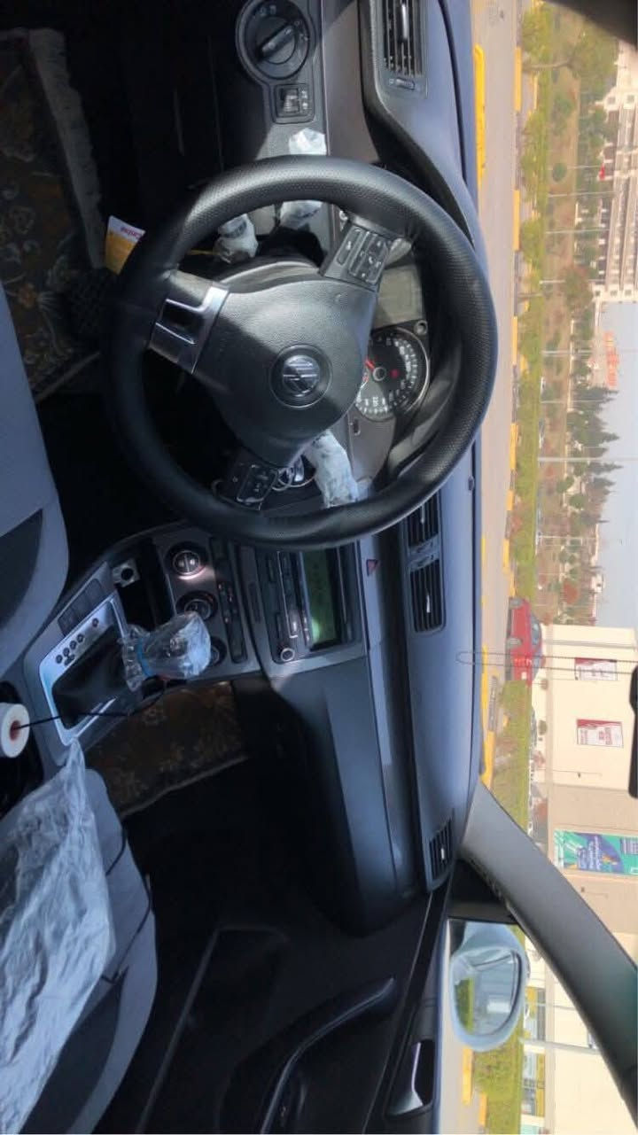 ئەم پاساتە بۆ فروشتن 
٢٠١٠ فولل مواسەفات بەس سلايد نيە نيو پارچەى بۆياخە بێ ناو گرتن بێ ئيرباگ تەقين لەگەڵ ٢ پەڵە ساردى ھەيە  پاترى و پيشى تايە و پلاك و نۆزڵى گۆڕيوە سەنەوى و رەقەمى تازەيە تا 2030سەيارەكە بێ كيشەيەو زۆر جوانە (***********
