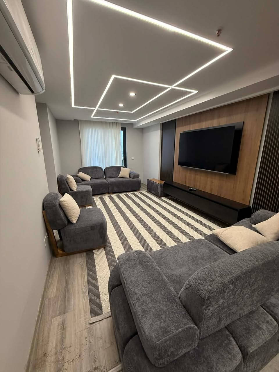 للبيع او للإيجار 

.شقة مؤثثة VIP 

.مؤثث 

.مكانها اربيل 
مجمع لايف تاور 
تبعد 2 دقيقة عن امباير 
و4 دقايق عن المطار 

.غرفة 2 
.صالة
.مطبخ 
.حمام.    2
.طابق. 13
.مساحه "116م
.واجه خارجي 

للأستفسار اكثر التواصل واتس اب 
:***********
:***********
