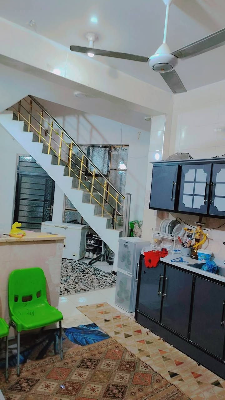 مشتمل على ساحه موقع مميز مساحه 110 متر  الواجه٥م اونص × النزال 20 م البيت طابقين بناء2025 جديد  يتكون الطابق الأرضي من غرفة نوم وصاله وصحيات ومطبخ واستقبال والطابق الثاني يتكون من غرفتين نوم وصاله وصحيات السطح مغلف شتايگر درجة أولى موقع البيت بل كوت الفلاحيه حي الامام الرظا السعر 125 مليون وبي مجال للاتصال ***********
