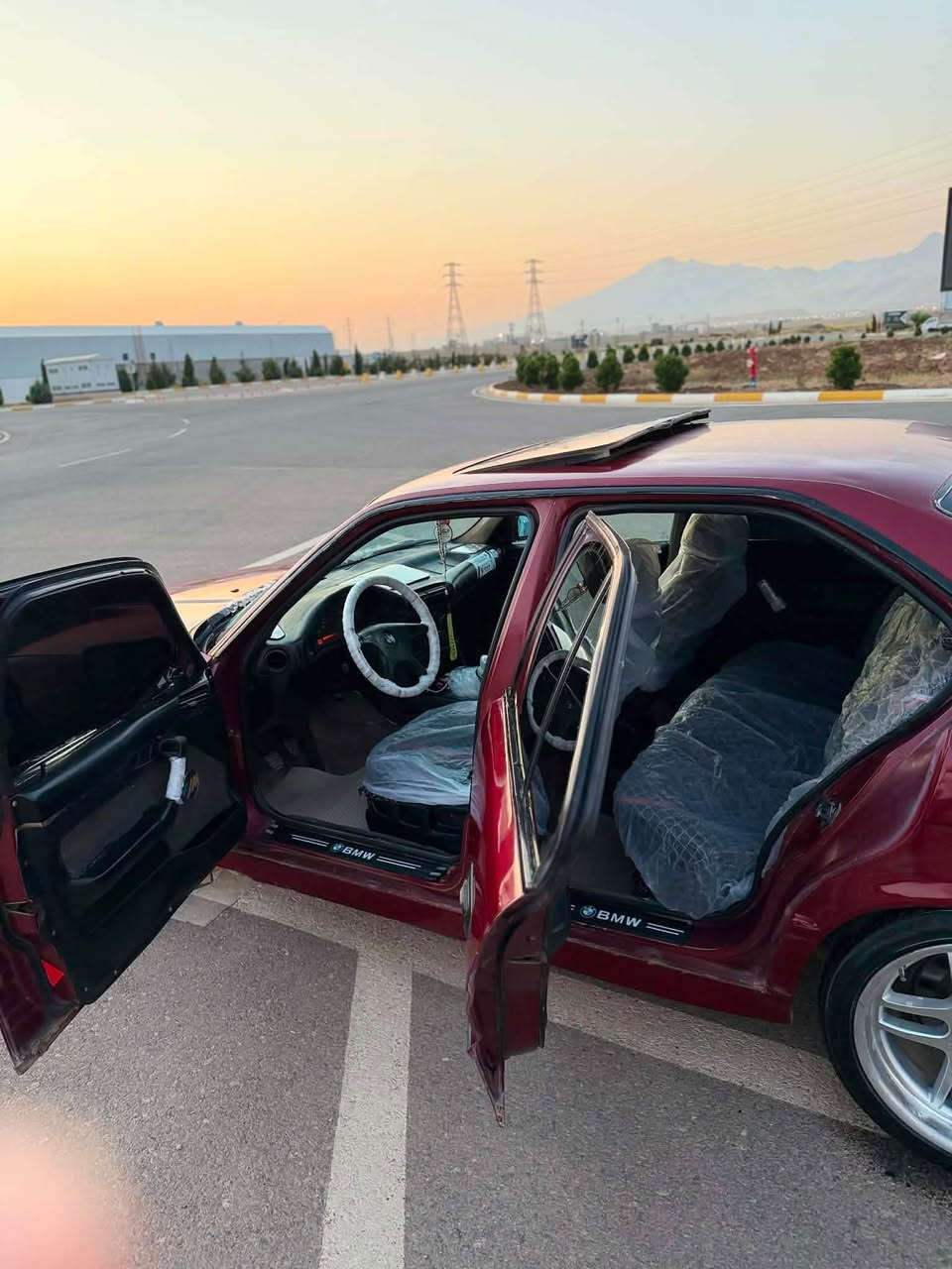 سەرەتا بەناوی خوا  BMW 525i گێر عادی  سەیارەکە ئارمی ئاسایشی کۆنە سلایتە جام کارەبایە تاخمێ ویلی M لەسەرە  ناوێکی جوانی  هەیە پێشی سەیارەکە کەپسە دەعمی نیە تەنها چاملخی لای سایەقی لە دواوە بۆیاخە بێ ناوگرتن بەس ئەوەی هەیە گێرو مەکینەم دوو مانگە داگرتوە بەشەرت  ئێلفرۆ بەشەرت ٢٦ گەلاو مەجال ژم/*********** السليمانية, العراق

