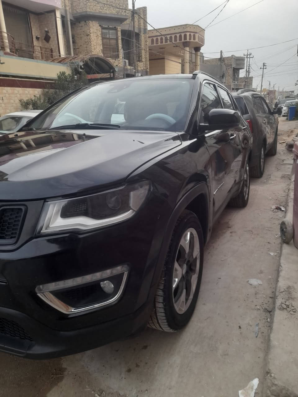 السلام عليكم
جيب كومباس 2018 

 رقم اربيل بسمي 

حجم المحرك 2.400 المرغوب 

سياره فول مواصفات عده الفتحه

ماشيه ١٠٣ قابله للتفاوض 

داخل اسود جلد 

مكينه كير كفاله 

تبريد شغال ثلج 

تايرات جدد

صوره الحادث مرفقه بل صور وسونار موجود 

العنوان الديوانيه 

رقم تلفون *********** حسن ابو فلاح

السعر ب 140 وبيهه مجال للشراي
