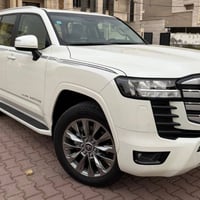 تويتا لاندكروز جكسارة 2023 ساز ام الضمان  ماشيه 25 الف كيلو أخت زيروو ...