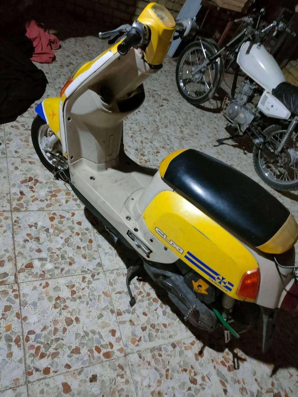 دراجه ماكس بوليس  دراجه نضيفه وأوراق موجوده بأسمي كهربائيات كلهن شغاله سلف وهورن ولايت كفراتهاا بيهن كسر مثل ماا موضح بل تصوير وبيهاا دخان تحتاج تبديل ولفات ومن  تشتغل من تمشي تروح الدخانه ٤٠٠الف وبيهاا مجال لطيبين  الرقم ***********
