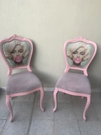 كرسيين وردي  سعر الكرسيين معاً ١٠٠ الف   السعر ثابت قفل 🔒   _غير شامل ...