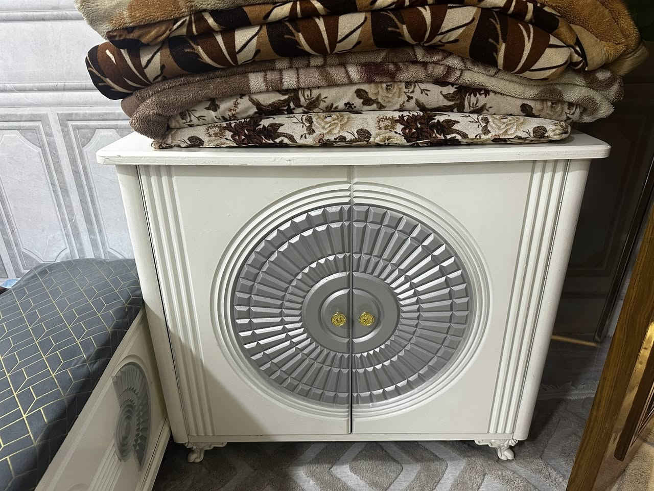 السلام عليكم 
غرفه نجاره عراقي مصبوغه صبغ حراري ابيض 
7قطع السعر مليون وربع


**إذا كنت صاحب هذا الإعلان وتريد حذفه لأي سبب، رجاءا أرسل رسالة إلى الدعم الفني**