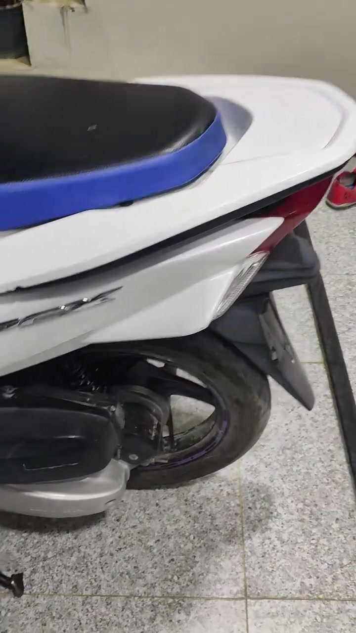Pcx جيل ثاني للبيع نظافتها كدامك
برغي مامبدل بيها بيها فقط ملاحظات بالاطراف و مصورها عن قريب شوف دراجة ياباني 
***********

