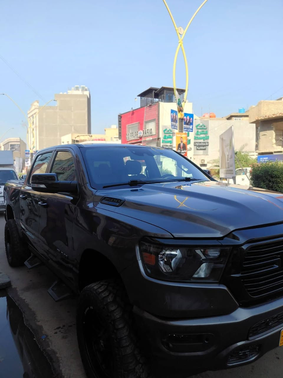 السلام عليكم ورحمة الله وبركاته اخوانتي عندي هاي الرام بك هورن لون ستار موديل 2023 السيارة تزويد وترفيع امريكا مواصفات السيارة شاشة اكبر حجم سستم صوت حساسات ورادار مري كهرباء واشاير بالمري تدفئة كراسي وستيرن 
محركها 5.7 ثمانية سلندر 
دخول جديد ماشية اربعين الف 
حادثها جاملغ امامي وشوية بالبند مصبوغ يعني قطعة ونص وشوية بالقمارة صبغ واكع عليها شي وصلحتها  
رقم اربيل الجديد تحويل مباشر 
سعرها 280 وبي مجال كلش مناسب سعرها
مكاني بغداد الاعظمية 
***********
للبيع او مراوس
