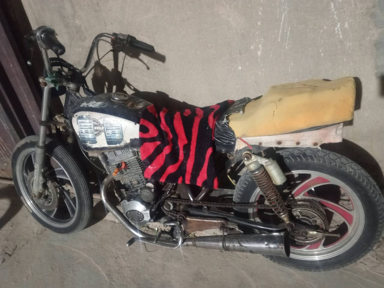 ‏دراجه جونده كلك مكفوله من كلشي تايرات و ويابه جدد مكينه بيها بخار قليل كلش شلعه ومعدل مكينتها حلوه الدراجه عوزها ترتيب للبيع او مراوس اشعندك نزل بالتعليق سعرها 175 وبيها مجال مكاني طويريج الحولي رقمي ‪***********‬

