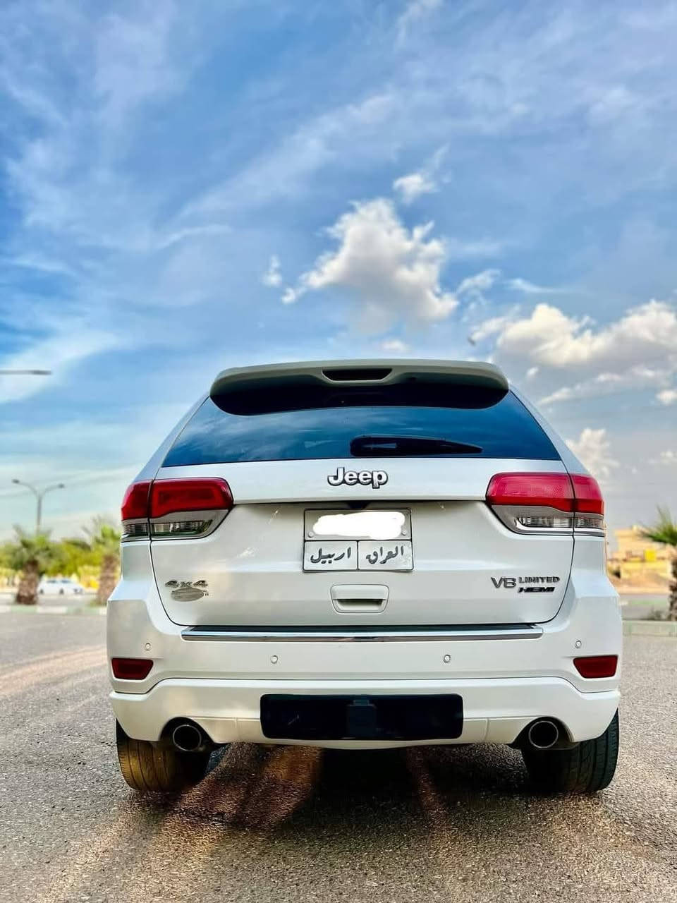 JEEP GRAND CHEROKEE Limited X_ HEMI V8
جيب گراند شيروكي 2017 كلين تايتل V8 5.7L
المواصفات//
:- اللون ابيض
:- بصمة 
بانوراما قطعتين
:- تشغيل عن بعد
:- فور ويل 4✖️4
:- كشنات جلد  
:- صندوق كهربائي 
:- رادارات جانبية 
:- كشنات كهرباء
:- كاميرا خلفية 
:- حساسات خلفية
:- شاشة كبيرة
:- كشنات تبريد و تدفئة 
:- ستيرن تدفئة 
:- توقف ذاتي عند الرجوع للخلف 
:- ثلاث انظمة قيادة 
:- تبريد قطعتين ثلج
:- ماشية 104mi   
ومواصفات اخرى معروفة.
رقم اربيل بأسمي
مكان السيارة كربلاء المقدسة.
السعر 275 ورقة
موبايل ***********
