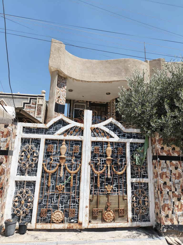السلام عليكم
دار للبيع بناء حديث 
يحتوي غرف عدد 2 في الطابق العلوي بالإضافة إلى صحيات 
وغرف عدد 1 في الطابق السفلي 
بالإضافة إلى الصالة الرئيسية والاستقبال 
حديقة وكراج سيارة 
المساحة 280 م 
العنوان حي الأسرى قرب مرقد سيد نور 
البيت طابو صرف 
للاستفسار الاتصال ع الرقم ‏‪***********‬‏ الصويرة, واسط

