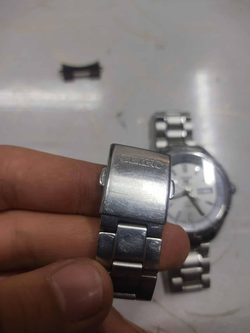 ⌚سايكو ((SEIKO 🇯🇵))⌚  
                                                                                                                                                                                                                                                                                                                
🇯🇵 أوتوماتك 24 حجر- ياباني أصلي 🇯🇵                          
✅ مستعملة ( نظافة 80% ) ✅

🔴✅ مبدل سير انيق وضابط مع شكل الساعة ( سيرها الاصلي ناقص قطعة مثل ما موضح بالصور ) ✅🔴

✅ بدون علبة فقط الساعة ✅

🟠🟠 السعر 120 الف والتوصيل مجاني 🟠🟠 
                               
💎 موديل أنيق ومتين جداً
💎 ماكنة أوتوماتك يابانية ⬅️ SEIKO TIME CORP 
💎 الكيس من الستينلس ستيل 13mm
💎 ظهر كشف شفاف
💎 بزل ثابت 
💎 القطر 41mm ( مع الكوك 45mm )
💎 👌 
💎 عرض لليوم عند الرقم 3️⃣ والتأريخ عند الرقم 3️⃣
💎 مقاومة للماء 100 متر
💎 زجاج زفير مقاوم للخدش
♦️Case material: Stainless   Steel 13mm
♦️Movement:  SEIKO TIME CORP
♦️Water resistant: 100    meters
♦️Case diameter: 41mm
♦️Band Material:  stainless steel 20mm

🚕🚕 التوصيل مجاناً لبغداد وكافة محافظات العراق 🚕🚕

                ☎️ *********** ☎️
   🔰 للحجز والإستفسار مراسلة الصفحة 🔰
