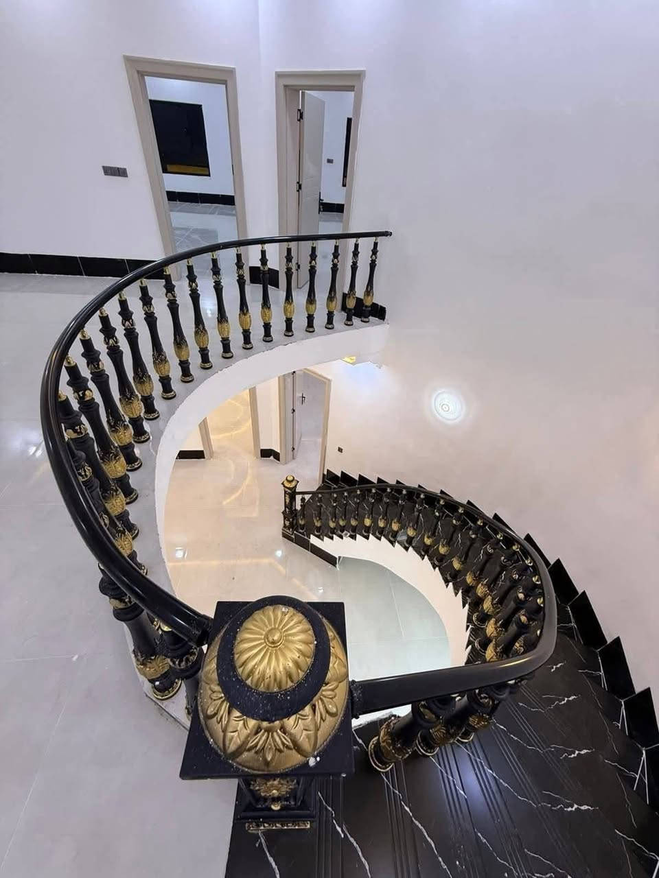 #السلام عليكم 
#دار للبيع زيرو #تكريت الديوم 
#منطقة 14 الف خلف ماركت الزوبعي 
#خلف تجاري
#شغل درجة اولى 
#قرب المدارس 
#مساحة 300 م
10×30
#شارع 15
#طابقين 4 غرف نوم  #وحده من الغرف سويت 
#صالةواستقبال 
#مطبخ حار بارد 
#مناور 2 
#مجموعه صحية 3
#الواجه حجر .#الدار كله سحب 
#السعر ٢٣٠ مليون وقابل للتفاوض 
#للاستفسار/ ***********
