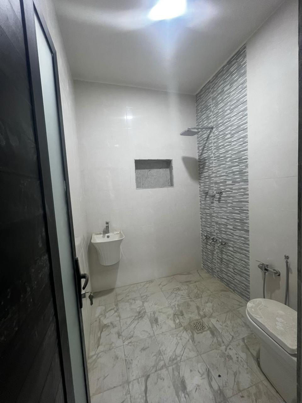 #مكتب_ابوسيف_للعقار_بيع_شراء_ايجار_تعقيب_هدم_تقييم
السلام عليكم 
يستمر مكتبنا بتوفير العروض الى زبائننا الكرام 

يعلن مكتبنا عن توفر مشتمل حديث مدخلين للبيع

المساحة  (١١٠) متر 
الواجهة (٥،٥) متر 
النزال (٢٠) متر 
يحتوي على ؛
الطابق الاول
كراج  واستقبال ومطبخ وحولي هول ومنورين وخدمات (خارجية وداخلية) وغرفة نوم
الطابق الثاني
 (٣) غرف نوم الغرفة الكبيرة بنظام سويت وخدمات
الطابق الثالث
غرفة نوم كبيرة وبيتونة كبيرة وسطحين 

العنوان /الشعب @@@خلف النادي العربي@@قرب عيادة الأسنان@@@

للاستفسار زيارة مكتبنا الكائن في ألشعب شارع الاسواق المركزية مقابل جامعة الامام الكاظم  
او الاتصال على الأرقام التالية؛
*********** 
***********
او التواصل على البرامج التالية؛
ماسنجر واتساب
