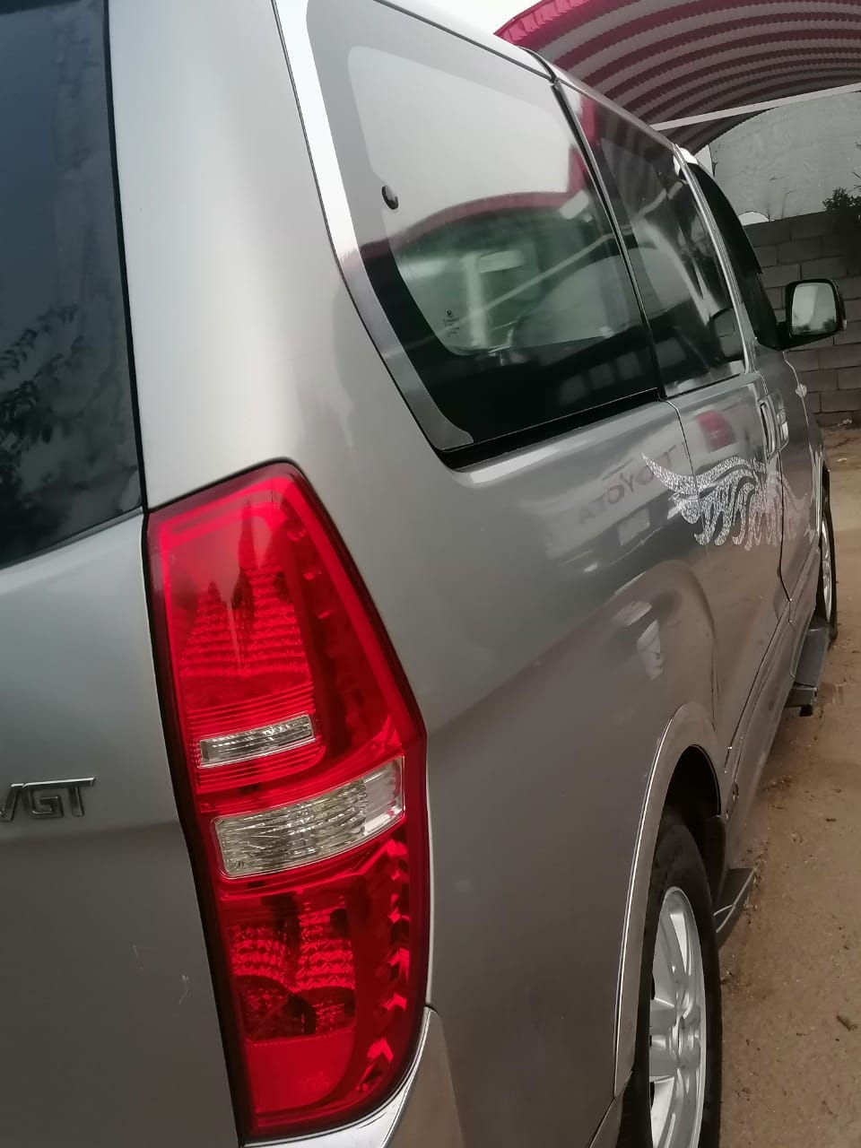 السلام عليكم 
سياره ستاركس سياحي 2017اصل (مكفوله من الضربه) بيها صبغ 3قطع من كوريا.(مكينه نص بنص). رقم بصره سنويه مصفره ل30
مكاني بصره.. ***********.سعر 225
