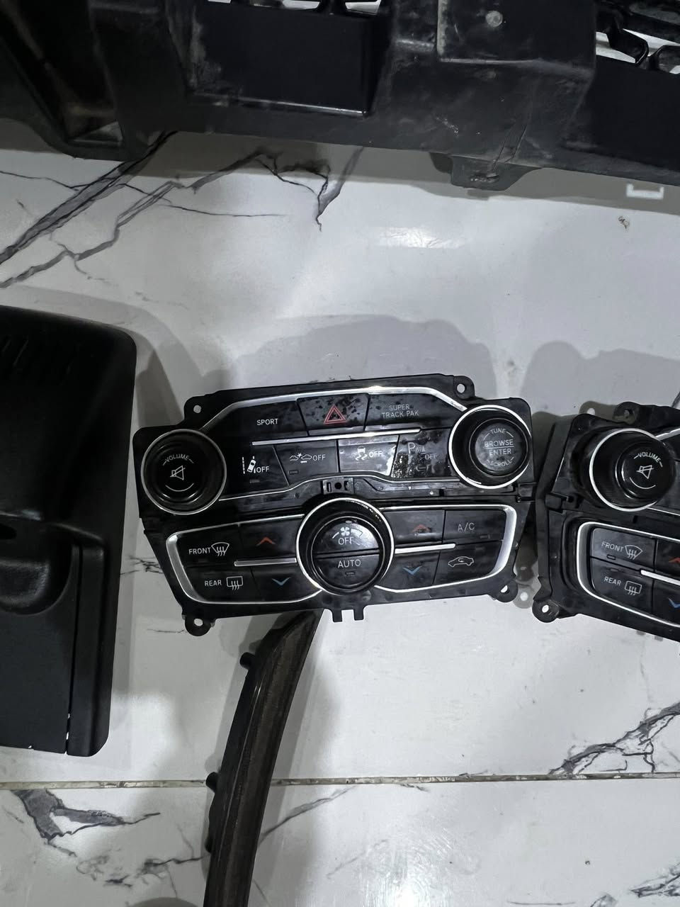 غراض جارجر للبيع
رادار امامي مع كافة الملحقات مع شباك ابو رادار
رادار خلفي  
داعميه خلفية لون بحري اصليه 
براغي سبير 
سيطرة تبريد عدد 2 فول ام الرادار
دفيوزر sxt
***********
