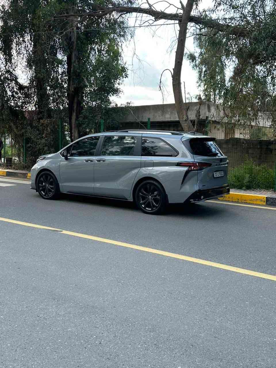 سلام عليكم.
تيوتا سينا هايبرد 
  
 سياره اخت الزيرووو. ماشيه ٢٠٠٠ كيلو بس 

موديل 2025   
مواصفات xse 
فول فول مواصفات  
داخل لونين. ابيض واسود 
شاشه ديجتال كبيره 
سماعات 🔊 هارمن 
تبريد ٣قطع 
بيها مواصفات ماتخلص 
 لون مميز 
 السياره رقم نينوئ  وين ماتريد تتحول مشروع وطني 
 
5TDDRKEC5SS252980 
 الضرر بوند فقط مبدل وحافة الجاملغ بارد 
 للستفسار  
*********** 
***********
