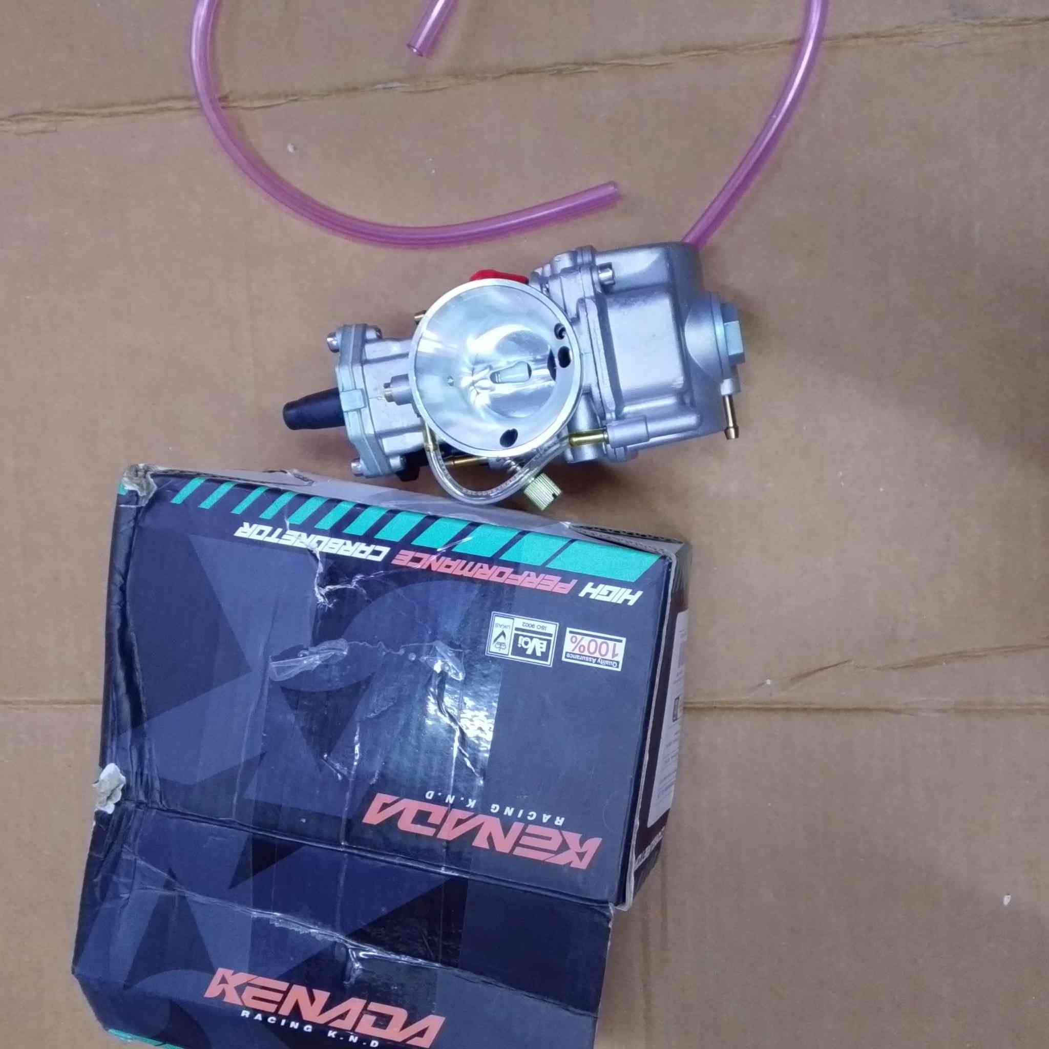 ‏السلام عليكم عندي اذني ال4 قطع
‏
1_ للبيع صالنصه (أكربوفيتش) كاربون 
‏Akrapovic شكل رياضي
‏مادة كاربون فايبر
‏صوت قوي ونظيف
‏وزن خفيف
‏تجي ويا ملحقاتها كاملة (ربطات + قاعدة)
‏الحالة:  جديدة
‏مناسبة لمعظم الدراجات 
‏تضيف شكل فخم وصوت رياضي للدراجة 🏍️
‏بيها كاتم وتكدر تفتح كاتم تصير رياضي 
‏السعر : 50
‏
‏2_ للبيع كاربريتر KENADA Racing 
‏كاربريتر KENADA أصلي
‏أداء عالي واستجابة سريعة
‏مناسب للدراجات النارية
‏الحالة: جديد 
‏بالكارتون الأصلي
‏السعر :35
‏
‏3_للبيع زوج مساند قدم (Foot Pegs) 
‏زوج مساند قدم كروم
‏مطاط مضاد للانزلاق
‏مريح بالقيادة الطويلة
‏الحالة: جديدة ومغلفة
‏تركب على أغلب الدراجات (Universal)
‏السعر : 25
‏
4_ ستيرن Z
‏مصنوع من الفولاذ عالي الجودة.
‏القطر 1 بوصة (25 ملم).
‏لمسة نهائية من الكروم.
‏مناسب عالميًا لمعظم الدراجات النارية مثل هارلي وياماها وسوزوكي.
‏السعر : 50
‏📍العنوان : بغداد _المنصور 
‏📞 التواصل : ‪***********‬
