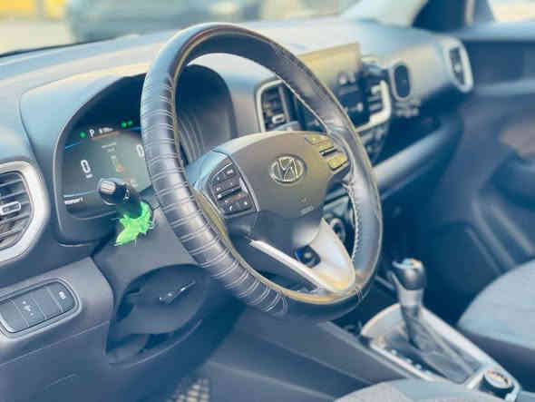 السلام عليكم
هيونداي ڤينو 2023 للبيع ماشية 37 الف (كيلو) 
حادثهة خلفي (بدون ايربالك) وبيهة طخة بسيطة بالدعامية الامامية 
السيارة فول مواصفات عدى الفتحة 
المواصفات والحادث واضح بالصور
السيارة جاهزة و مابيهة اي نقص  
 رقم بغداد حرة باسمي 
عارضهة ب 134 ورقة وبيهة مجال 
مكاني بغداد حي القادسية
*********** هذا رقمي للتواصل متوفر واتساب
