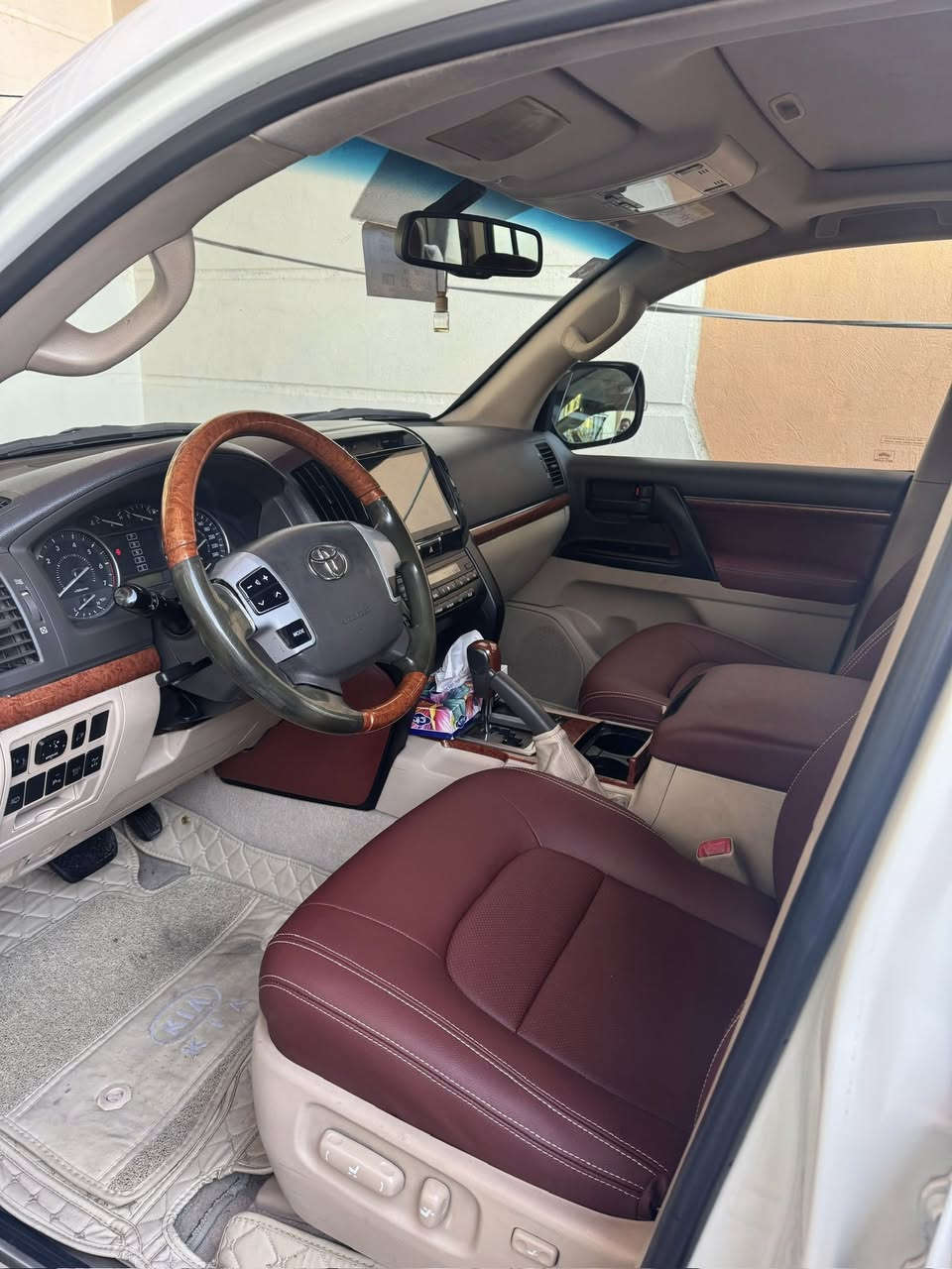 عندي لاندكروز 2014 بريم فول بصمة رقم بغذاد ماشية 143 بيهة شخط جاملق خلفي ونصبق صدر جديد كير ومكينة مكوفلات ***********
