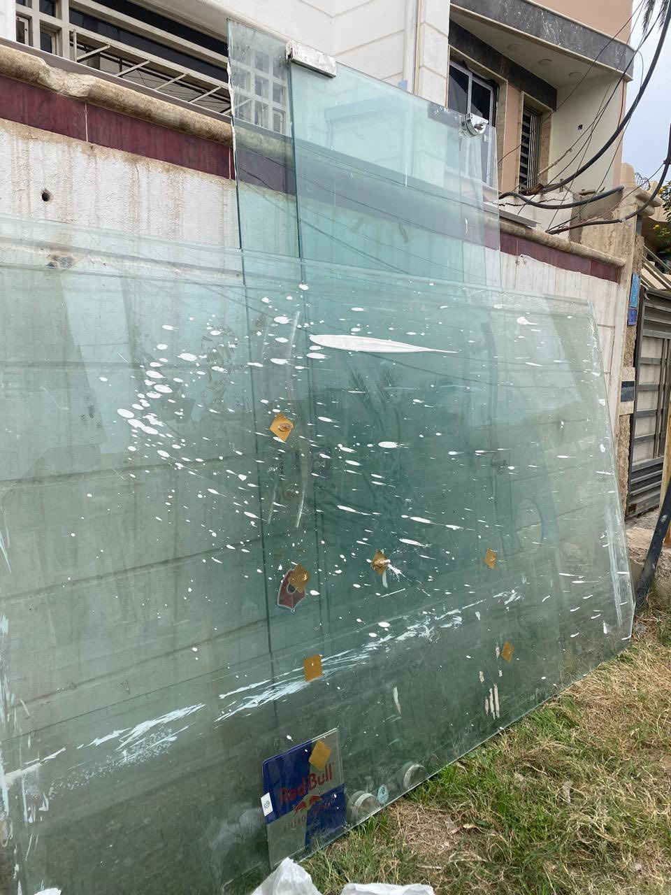 السلام عليكم  
واجهة محل قياس ٦ متر بيها ٣ بيبان 
نظيفة جدا قيم واخذ 
للتواصل وتساب ***********
