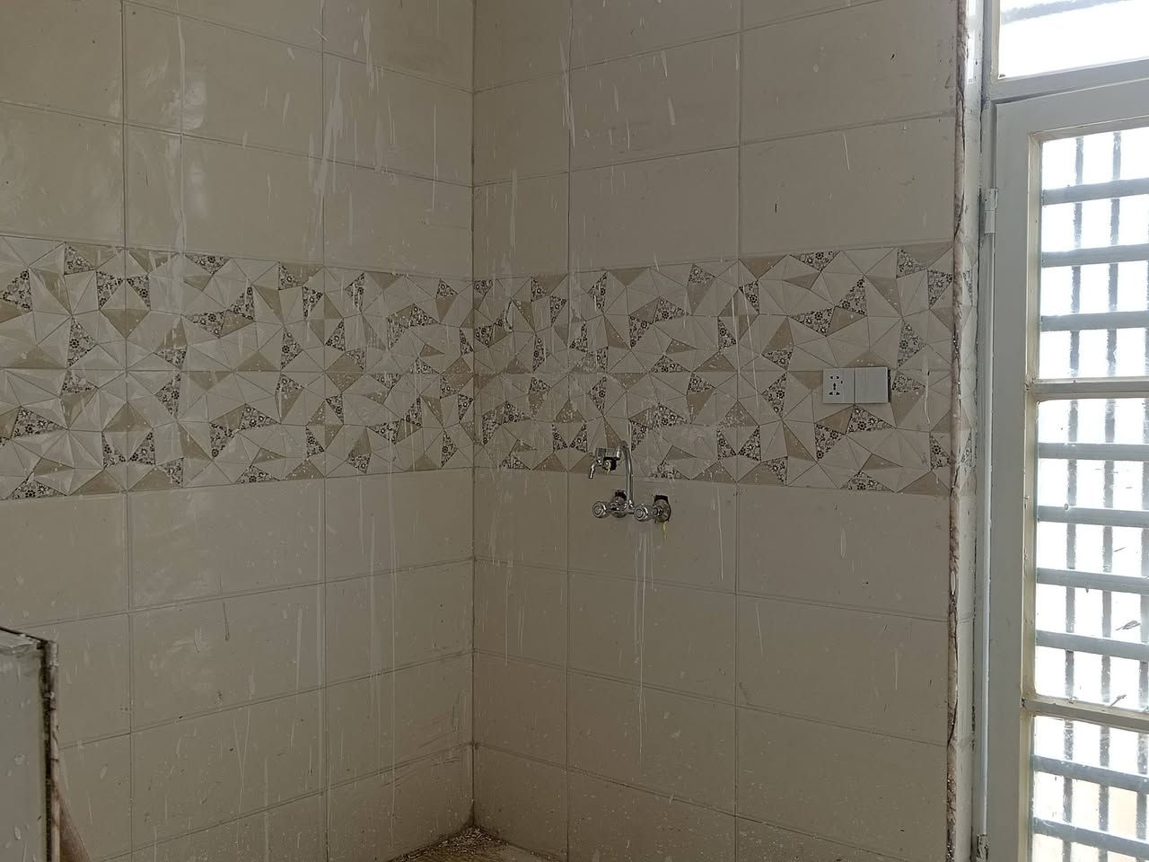 السلام عليكم اخوتي العزاز بيت خمسين متر البيع شارع قنبر قريب ع شارع يم مول حكايه 
اتصال ع رقم ***********
