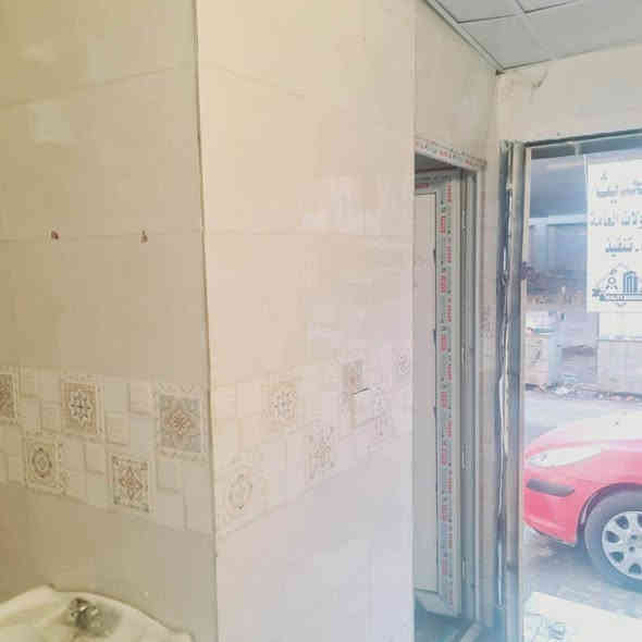 شقة غرفتين وصالة ..حمام داخلي.. وحمام خارجي...مطبخ  ..أرضية باب  خارجي معزولة عن العمارة  مشتمل صغير...تقاطع  كرادة خارج...مقابل فندق قصر المسبح..فرع مقابل مأكولات صباح العربي 
*********** سر قفليه
