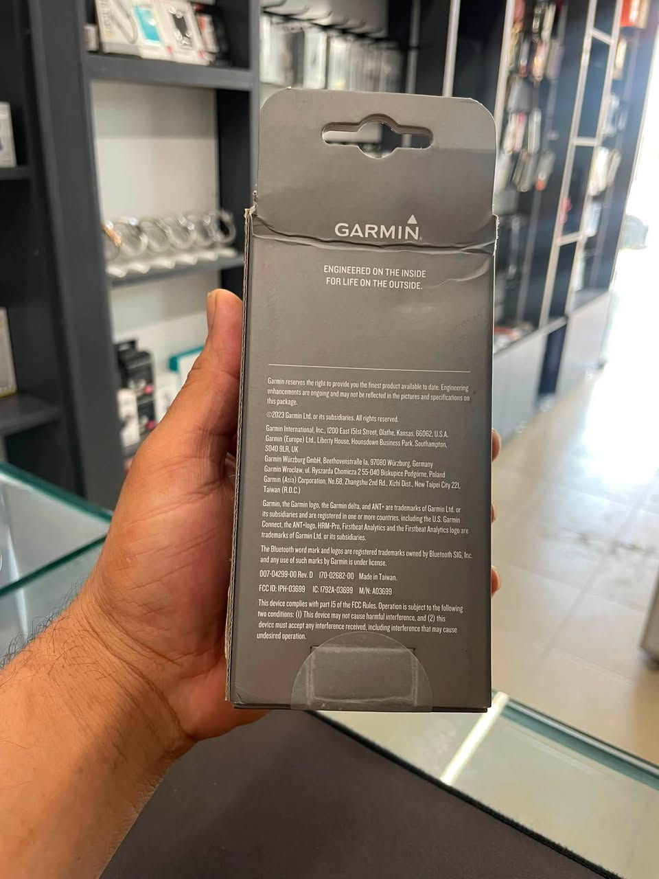 🔥 Garmin HRM-Pro™ Plus - بۆ فرۆشتن 🔥
ئامێری زۆر پێشکەوتووی پێوەری لێدانی دڵ (Heart Rate Monitor) لە کۆمپانیای جیهانی Garmin، تایبەت بە وەرزشوانان و ئەوانەی دەیانەوێت بە وردی چاودێری ڕاهێنانەکانیان بکن!
✨ تایبەتمەندییە سەرەکییەکان:
 * 📡 پەیوەندی دووانە (Dual Transmission): پشتگیری لە ANT+ و Bluetooth دەکات بۆ بەستنەوەی خێرا بە سەعاتی گارمین، ئامێرەکانی هۆڵی وەرزش (Gym) و ئەپەکانی مۆبایل.
 * 🏃‍♂️ داتای وردی ڕاکردن (Running Dynamics): پێوانی هاوسەنگی، درێژی هەنگاو، کاتی بەریەککەوتن لەگەڵ زەوی و هێزی ڕاکردن.
 * 🏊‍♂️ تایبەت بە مەلەوانی و وەرزشی بەکۆمەڵ: داتاکان لە ناوخۆی ئامێرەکەدا خەزن دەکات لە کاتی وەرزشکردندا و دواتر ڕەوانەی سەعاتەکەتی دەکات.
 * 🔋 باتری بەهێز: بە باتری سادەی CR2032 کاردەکات (بە ئاسانی بێ ئامراز دەرگاکەی دەکرێتەوە) و تا ۱ ساڵ بەرگە دەگرێت.
 * 📦 دۆخ: نوێ و بە کارتۆن (Original).
💰 نرخ: [١٠٠.٠٠٠]
📞 پەیوەندی / واتسئاپ: *********** | ***********
📍 شوێن: [هەولێر]
