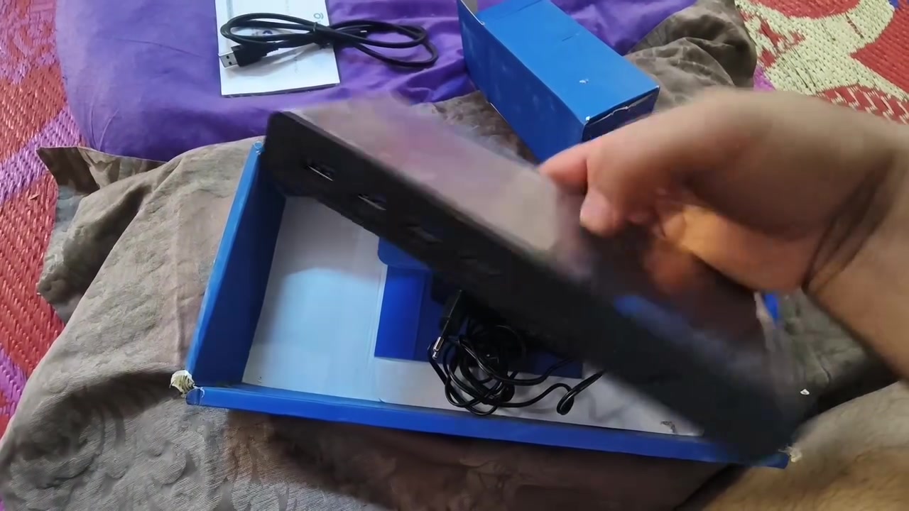 نبذة باستخدام الذكاء الاصطناعي
￼

￼

￼

+3

بناءً على الصورة، هذا المنتج هو محطة إرساء ويفلينك العالمية (Wavlink WL-UG69DK1) بمنفذ USB-C ودقة 5K. [1]

إليك بعض التفاصيل الرئيسية حول هذا الجهاز:

دعم الشاشة: تتيح هذه المحطة توصيل شاشتين بدقة 4K في وقت واحد، أو شاشة واحدة بدقة 5K.

المنافذ: تحتوي على واجهات متعددة تشمل منفذين HDMI، ومنفذين DisplayPort، ومنافذ USB 3.0، وGigabit Ethernet، ومنافذ صوت وميكروفون.

التوافق: تدعم أجهزة الكمبيوتر المحمول التي تعمل بنظام ويندوز أو ماك (Mac OS)، وتتطلب تثبيت برامج تشغيل (Drivers) محددة لتعمل بكفاءة. [1, 2, 3, 4, 5]
التفيده ايخلي سعر يوجد توصيل


**إذا كنت صاحب هذا الإعلان وتريد حذفه لأي سبب، رجاءا أرسل رسالة إلى الدعم الفني**