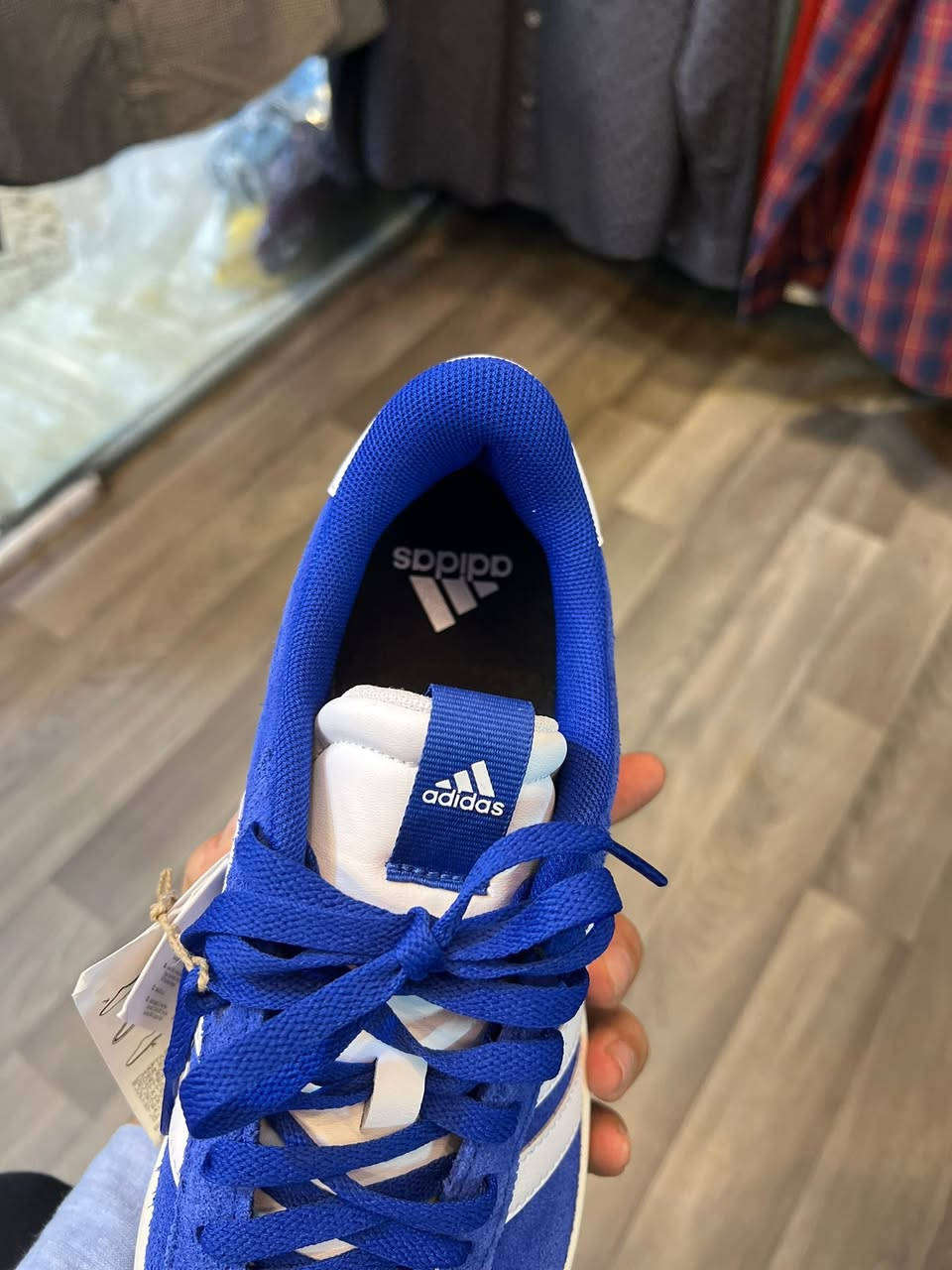 حذاء من ماركة اديداس ❤️‍🔥adidas اورجينال ١٠٠/١٠٠ 
القياس  ٤٢ 
غير مستخدم 
يوجد توصيل جميع المحافضات 🚕🚕

لطلب  راسلني عل خاص مع كل الاحترام


**إذا كنت صاحب هذا الإعلان وتريد حذفه لأي سبب، رجاءا أرسل رسالة إلى الدعم الفني**