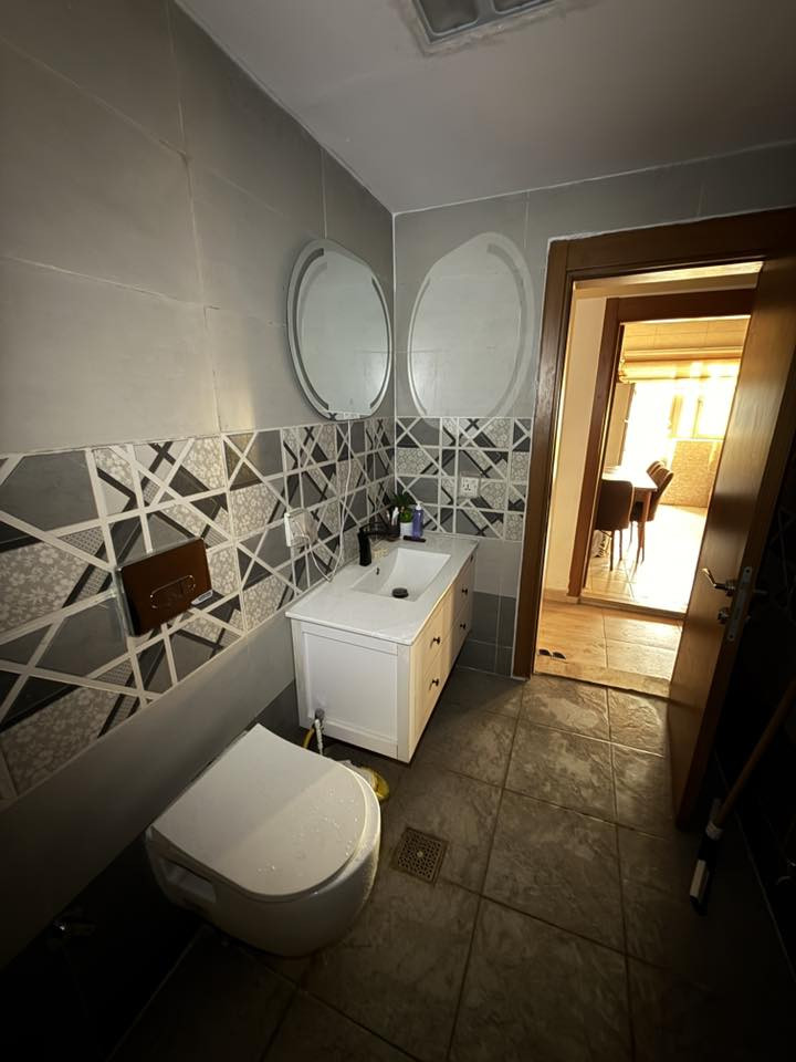 شقة ١٠٠ متر طابق اول بالمصعد للبيع  عماره ٢٦ C مرممه ومعدله بالكامل مع الاثاث او بدون  السعر خاص
***********
