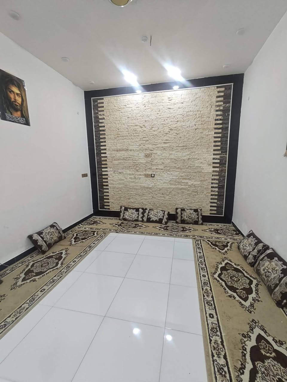 سلام عليكم
بيت إلى البيع المساحه 150 متر الوجه 7 ونص والنزال 20
موقع البيت حي الحسين خف البانزنخانه
البيت مرتب بناء حديث
البيت مطلوب إسكان 25 مليون
استلم بليد 80 وبي مجال

لاستفسار الاتصال ***********
