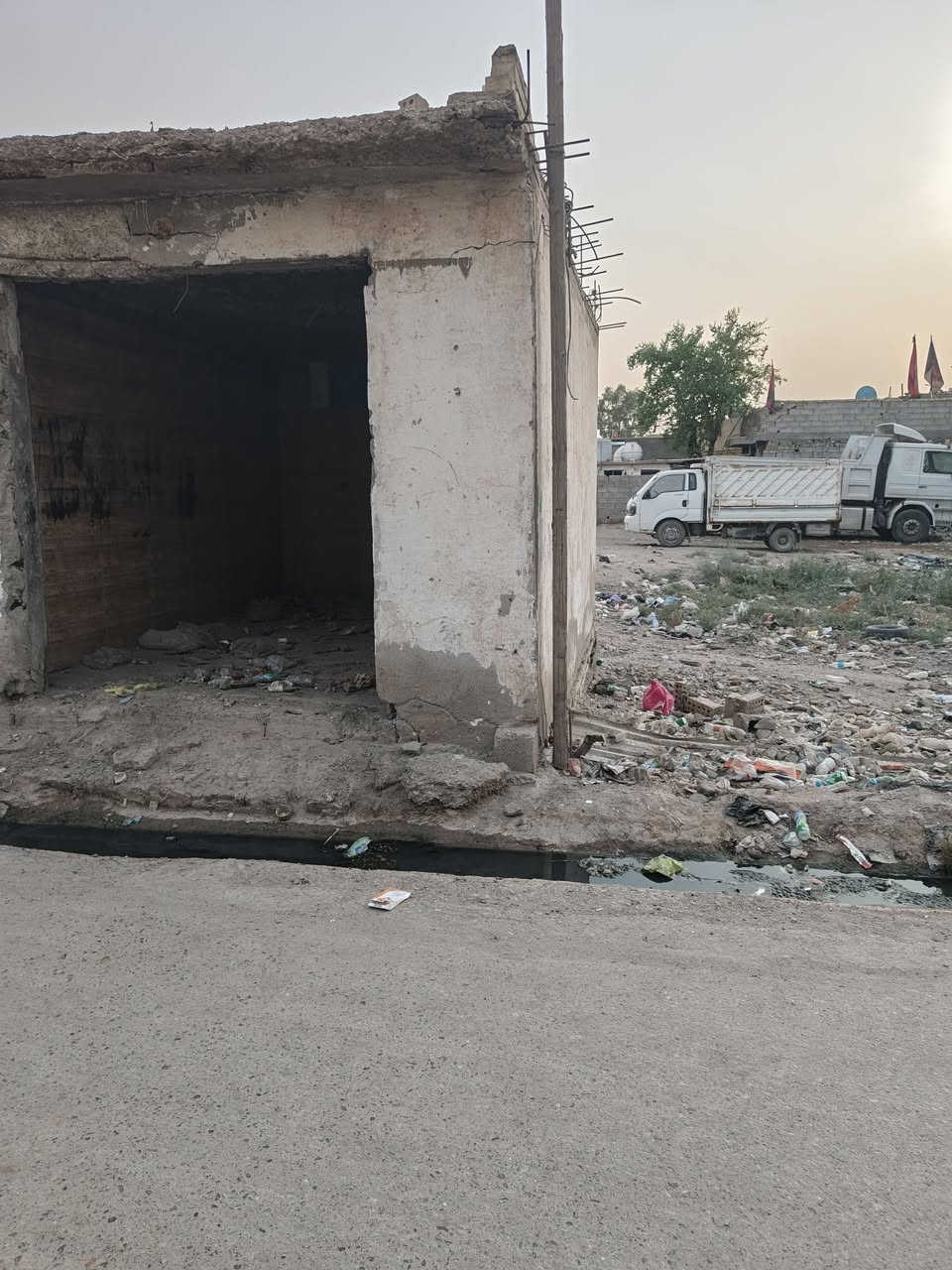 السلام عليكم قطعه للبيع ركن على شارعين قريبه على➡ الشارع العام مساحة 200 متر دوانم فرع أبو حسين مضمد سند زراعي ٢٥ سند وهاذا رقمي ***********
