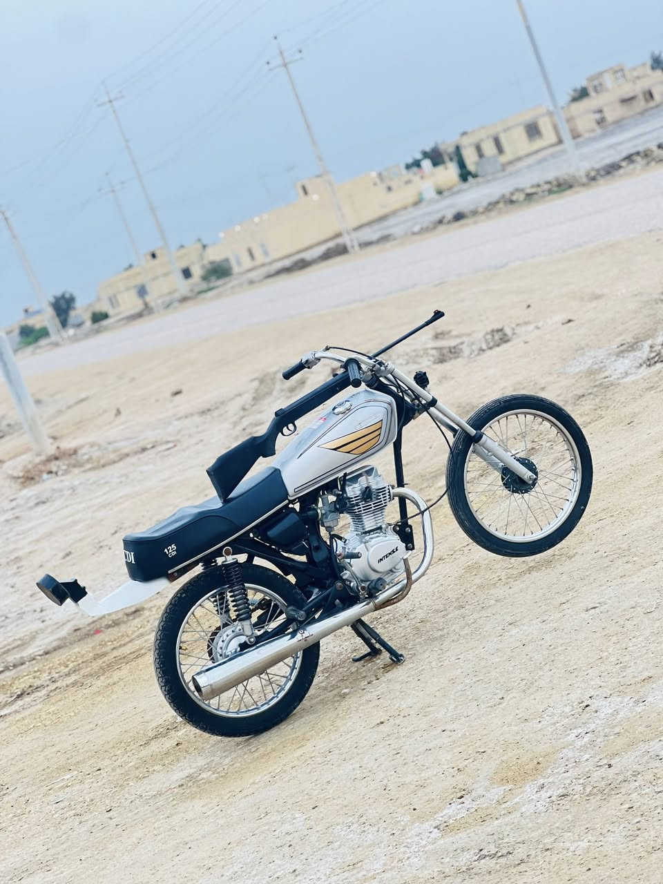 سلام عليكم دراجه لبيع شاصي 23نامه شلامجه كلك كلك تعمير 26انتنس دراجه ما ناقصه شي السعر 650وبيه مجال قليل مكاني رميثه قرب صيطرت ال عارضيات ال ستفسار خاص


**إذا كنت صاحب هذا الإعلان وتريد حذفه لأي سبب، رجاءا أرسل رسالة إلى الدعم الفني**