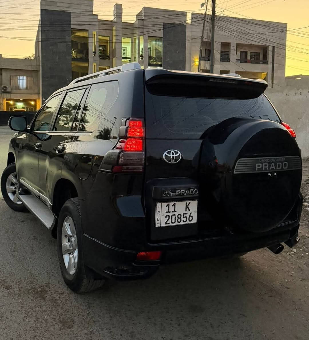 تويتا برادو TXL 2017محركV6 فول مواصفات رقم بغداد 
سيارة جاهزة ونظيفة وما بيها دينار مصرف ماشية190 الف 
فتحة سقف.
عجلات ألمنيوم
مصابيح  زنون
مرايا جانبية قابلة للطي إلكترونياً بلون السيارة.
 (سبويلر) خلفي. 
المواصفات الداخلية والرفاهية:
7 مقاعد (مقاعد خلفية قابلة للطي).
مقاعد مخمل عالية الجودة 
نظام دخول ذكي وتشغيل بصمة.
شاشة لمس مع نظام ملاحة (خريطة)، بلوتوث، وفتحات USB/AUX.
تكييف أمامي وخلفي مركزي.
ثلاجة للمشروبات.
تحكم بالمقود (مثبت سرعة، صوت). 
الأمان والسلامة:

🛑 السعر سوي تعليق يصل مباشرة 🤖 

نظام فرامل مانعة للانغلاق (ABS).
نظام التحكم في ثبات السيارة (VSC).
وسائد هوائية للسائق والراكب.
حساسات خلفية/أمامية وكاميرا خلفية.
نظام مراقبة ضغط الإطارات.تشغيل عن بعد. 

للاتصال ***********
