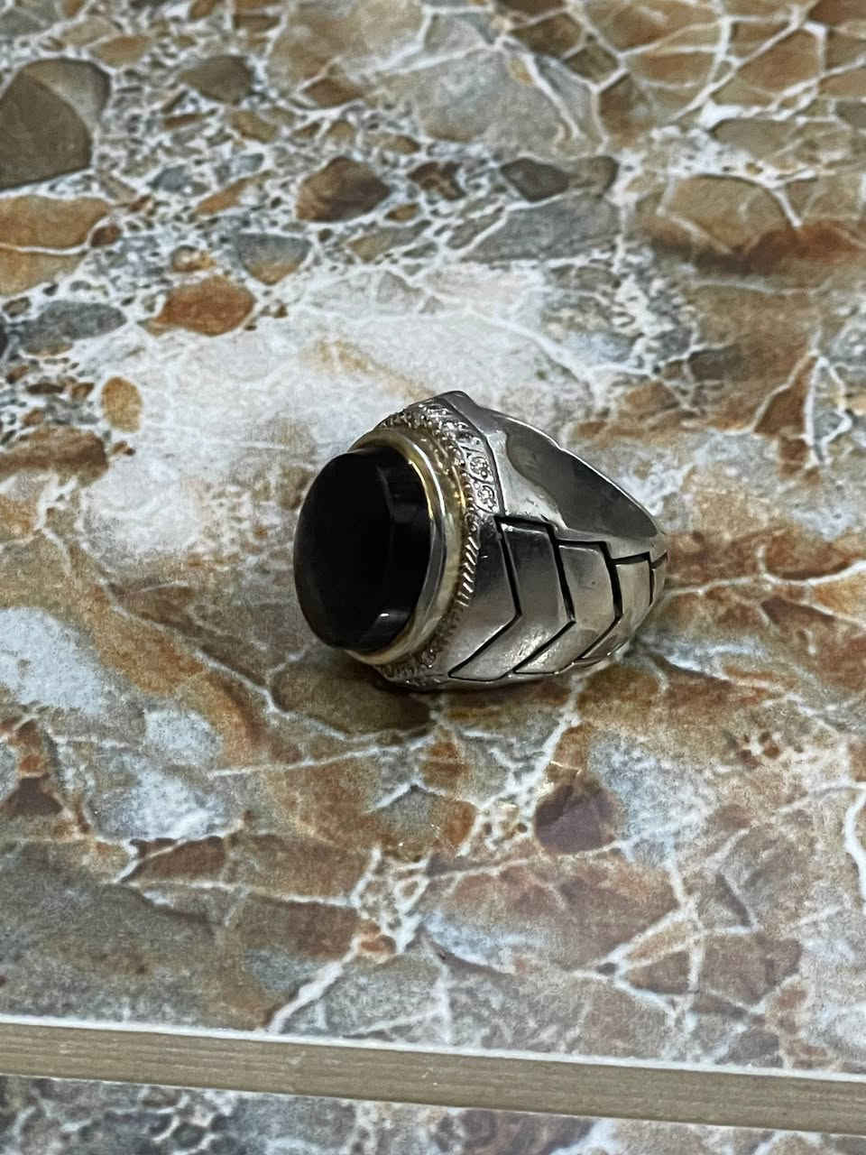 قيم وأخذ.
عقيق يماني كَبدي 
فضة صياغة يدوية ثقيلة


**إذا كنت صاحب هذا الإعلان وتريد حذفه لأي سبب، رجاءا أرسل رسالة إلى الدعم الفني**