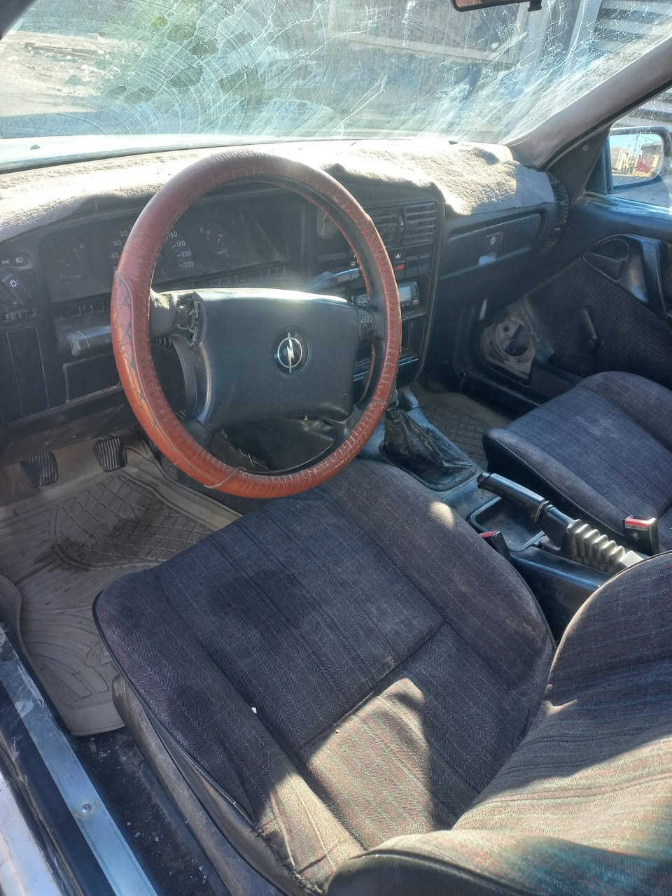 اوبل ستيشن موديل 1993 رقم انبار نكليزي جديد تحويل مباشر كير عادي محرك  2000  سياره بلاديه  سعر 29 وبيه مجال بسيط ***********
