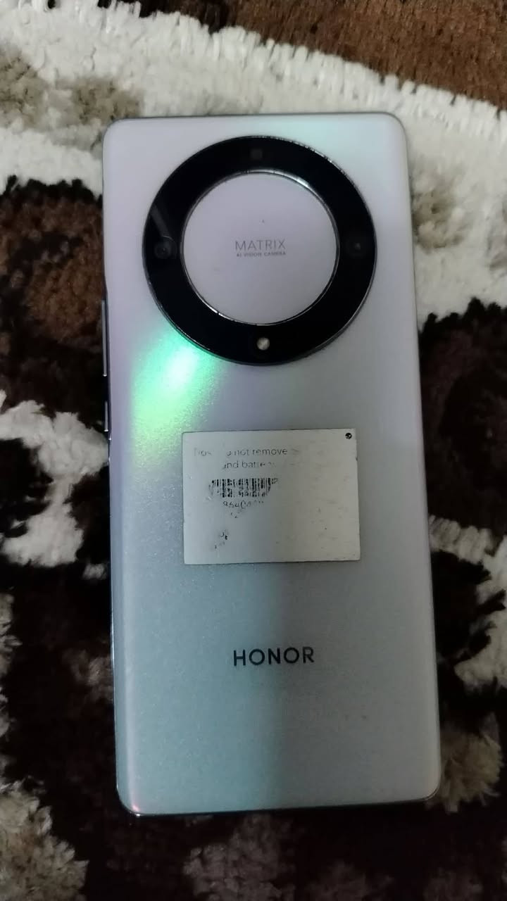 السلام عليكم موبايل HONOR X9a 5G نضيف مامفتوح بلباكيت اختو باب اول ذاكره ٢٥٦ السعر 300 الرقم ***********
