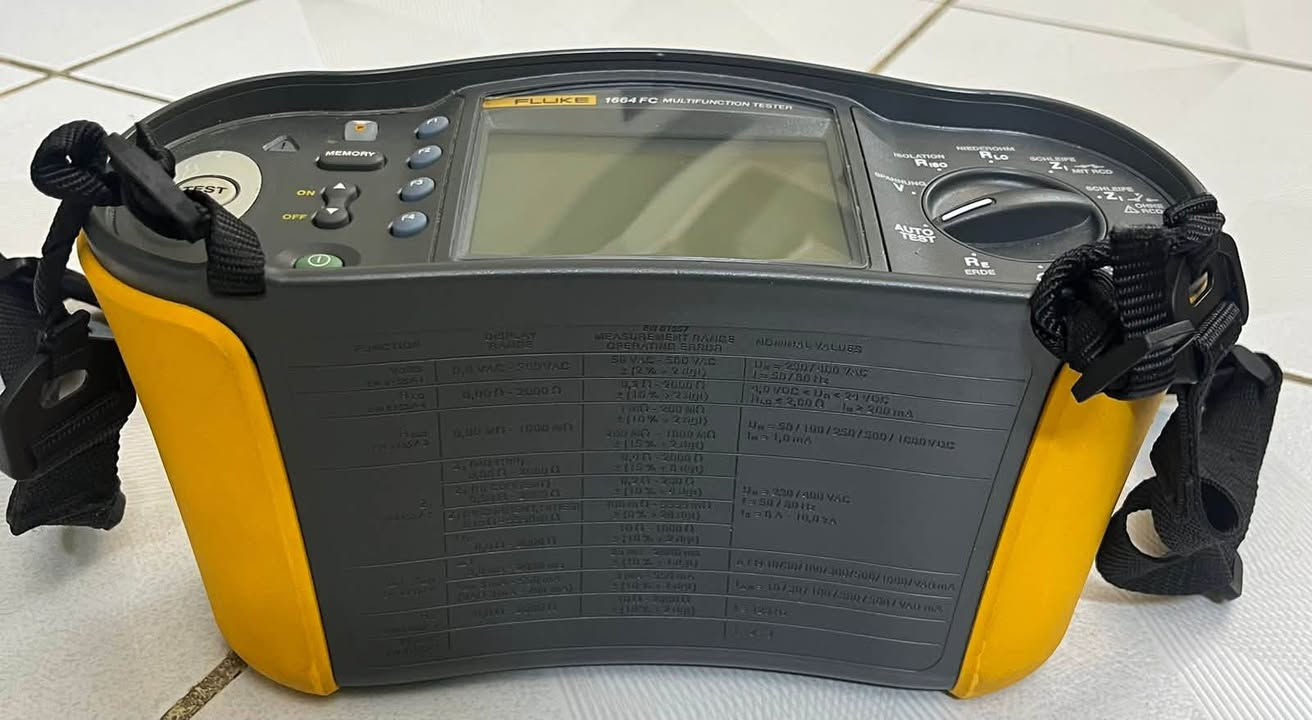 السلام عليكم
للبيع جهاز Fluke 1664 FC الأصلي، من أفضل أجهزة فحص وفيشنغ (Testing & Commissioning) التمديدات الكهربائية، ويُستخدم من قبل المهندسين والكهربائيين المحترفين وشركات المقاولات.

حالة الجهاز:

* استخدام شخصي وخفيف جدًا.
* الجهاز بحالة ممتازة ويعمل بكفاءة 100%.
* بدون أي أعطال أو مشاكل فنية.
* نظيف جدًا كما هو موضح في الصور.

مميزات الجهاز:

* فحص العزل (Insulation Test).
* فحص استمرارية التوصيل (Continuity).
* قياس مقاومة الأرضي (Earth Resistance).
* فحص RCD بجميع أنواعه.
* قياس Loop Impedance.
* قياس الجهد والتردد.
* يدعم حفظ نتائج الفحص وإرسالها عبر تطبيق Fluke Connect.
* جهاز معتمد ويُستخدم في فحص المشاريع والمنشآت الصناعية والتجارية والسكنية.

الجهاز مناسب لـ:

* المهندسين الكهربائيين.
* الكهربائيين المحترفين.
* شركات المقاولات.
* شركات الطاقة الشمسية.
* معامل ومصانع الصيانة.

الجهاز أصلي 100% وتم شراؤه من ألمانيا، وليس تقليدًا.

للاستفسار أو التواصل، يرجى مراسلتي على الخاص


**إذا كنت صاحب هذا الإعلان وتريد حذفه لأي سبب، رجاءا أرسل رسالة إلى الدعم الفني**