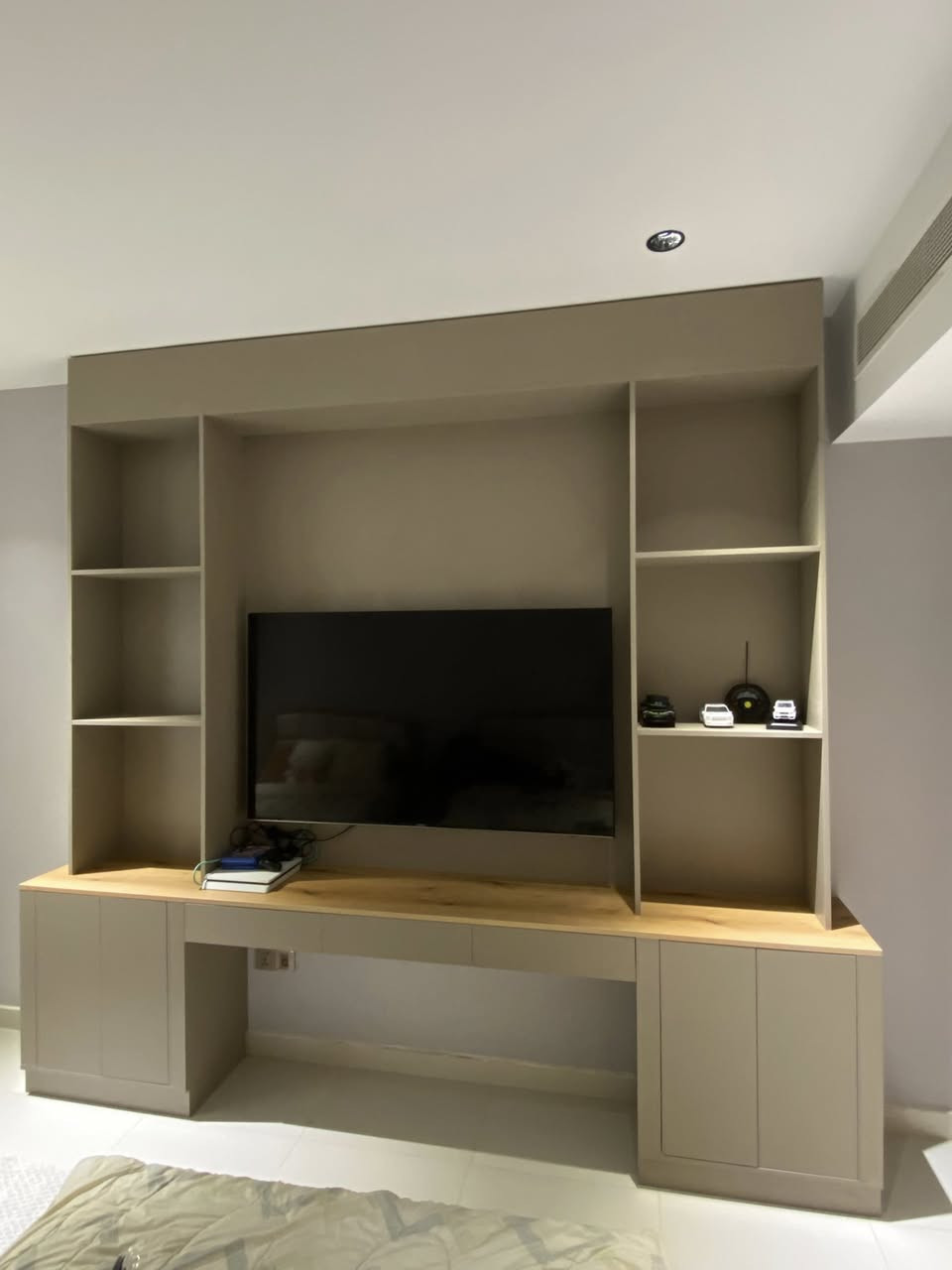 تم انجاز اعمال الديكورات الخشبيه /موقع مجمع البروج 
(TV unit)
(ديكور كورنر )
(مكتبه)
(كوفي كورنر ) 

نجارة احمد 
***********
