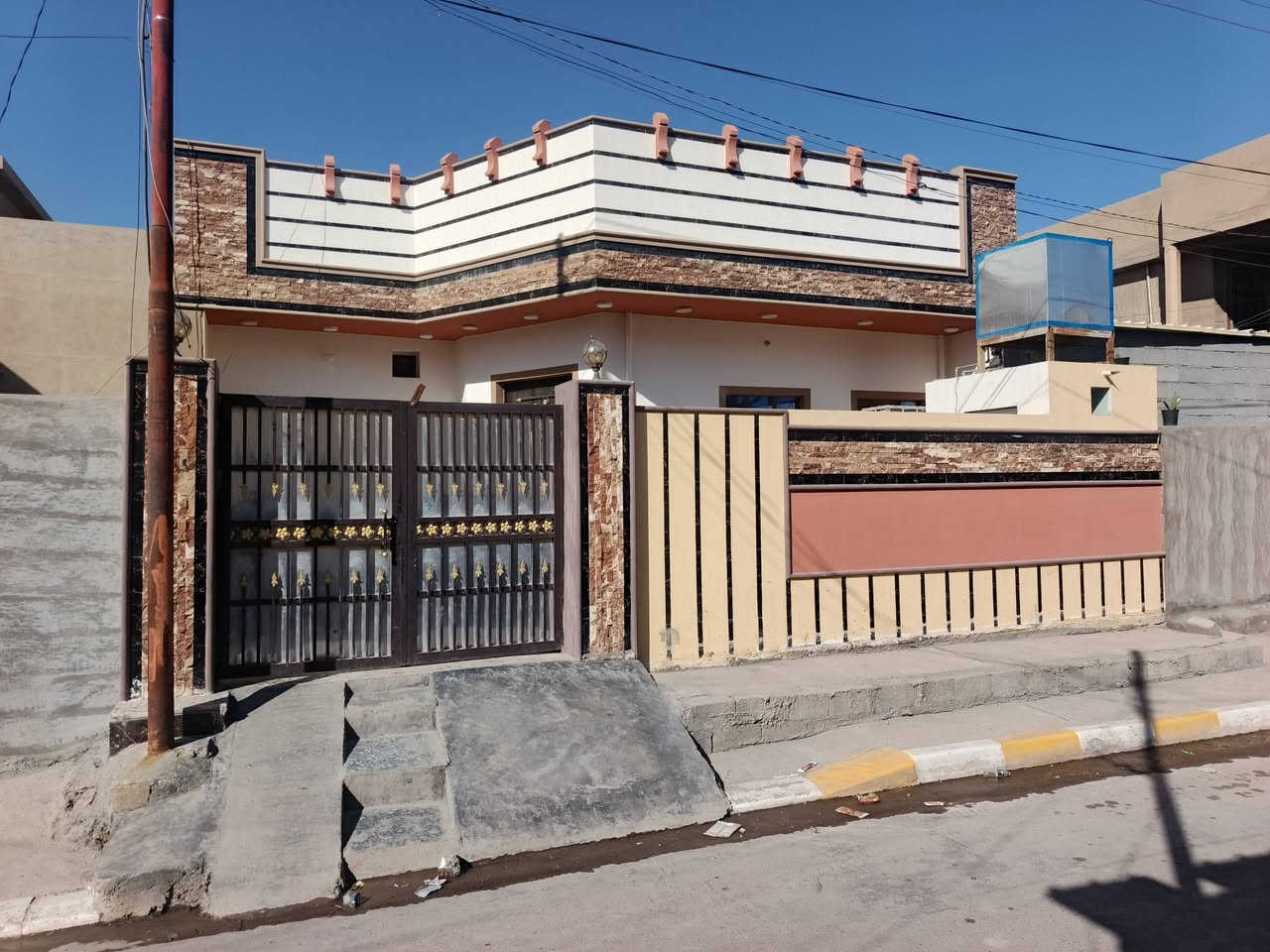 بيت للبيع 
المساحه 200 متر . طابو سند 
منطقه راقيه 
بناء طابوك جديد
مكون من غرفتين وصاله و استقبال ومنور وصحيات داخل وخارج وكراج 
شارع مبلط وخدمات جاهزه 
البيت نضيف وجاهز ومعمر من الداخل و الخارج كما موضح في الصور كامل سراميك وكلشي م ناقصه 

سبالت عدد 2 + مكيف +ماطور ماء + كاونتر 

العنوان .. 
الفلوجه _فلكه نهر فليح 
للاستفسار عن السعر مراسله على رقم 
*********** واتساب
